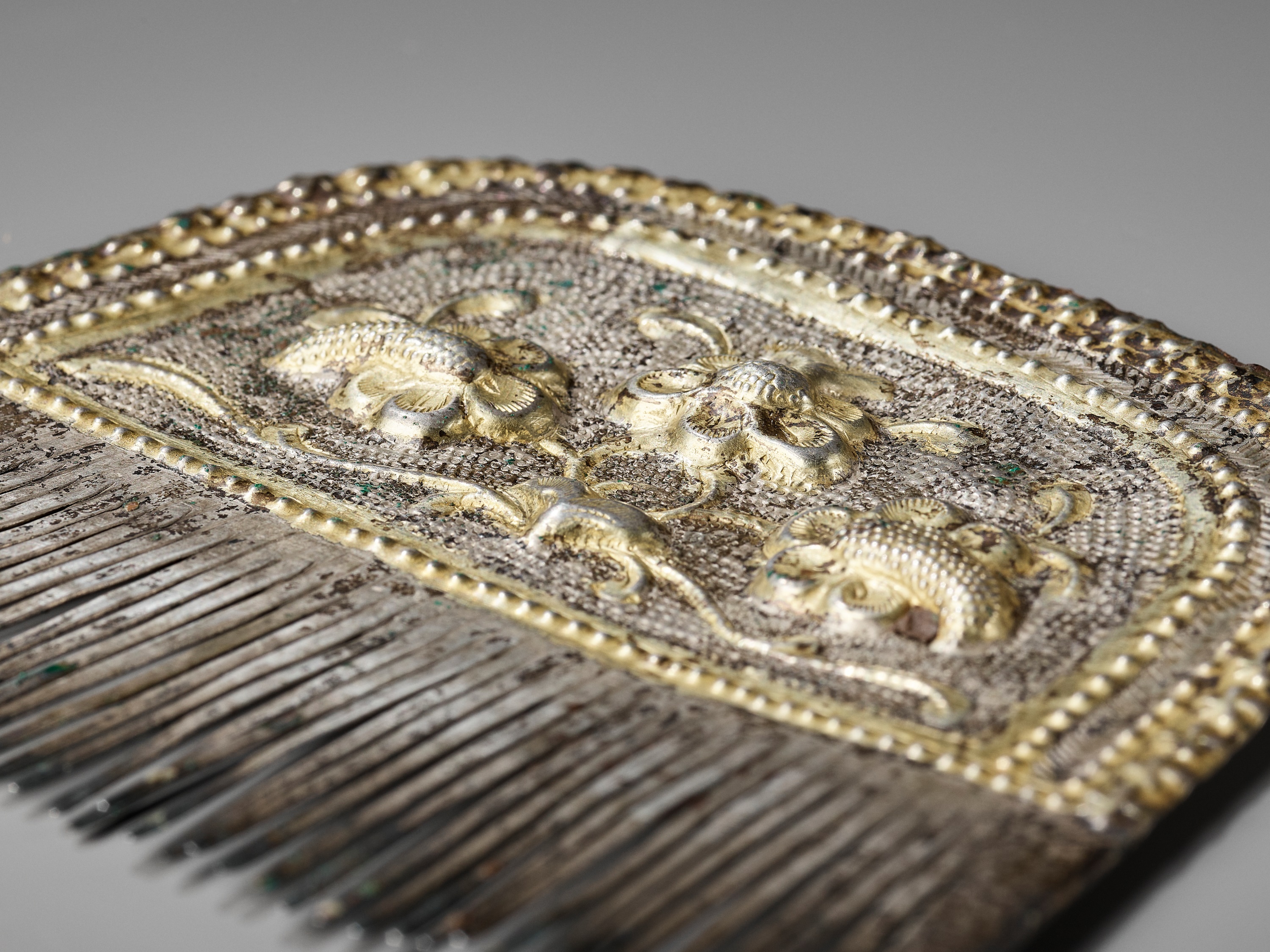 A PARCEL-GILT SILVER COMB, TANG DYNASTY - Image 3 of 12