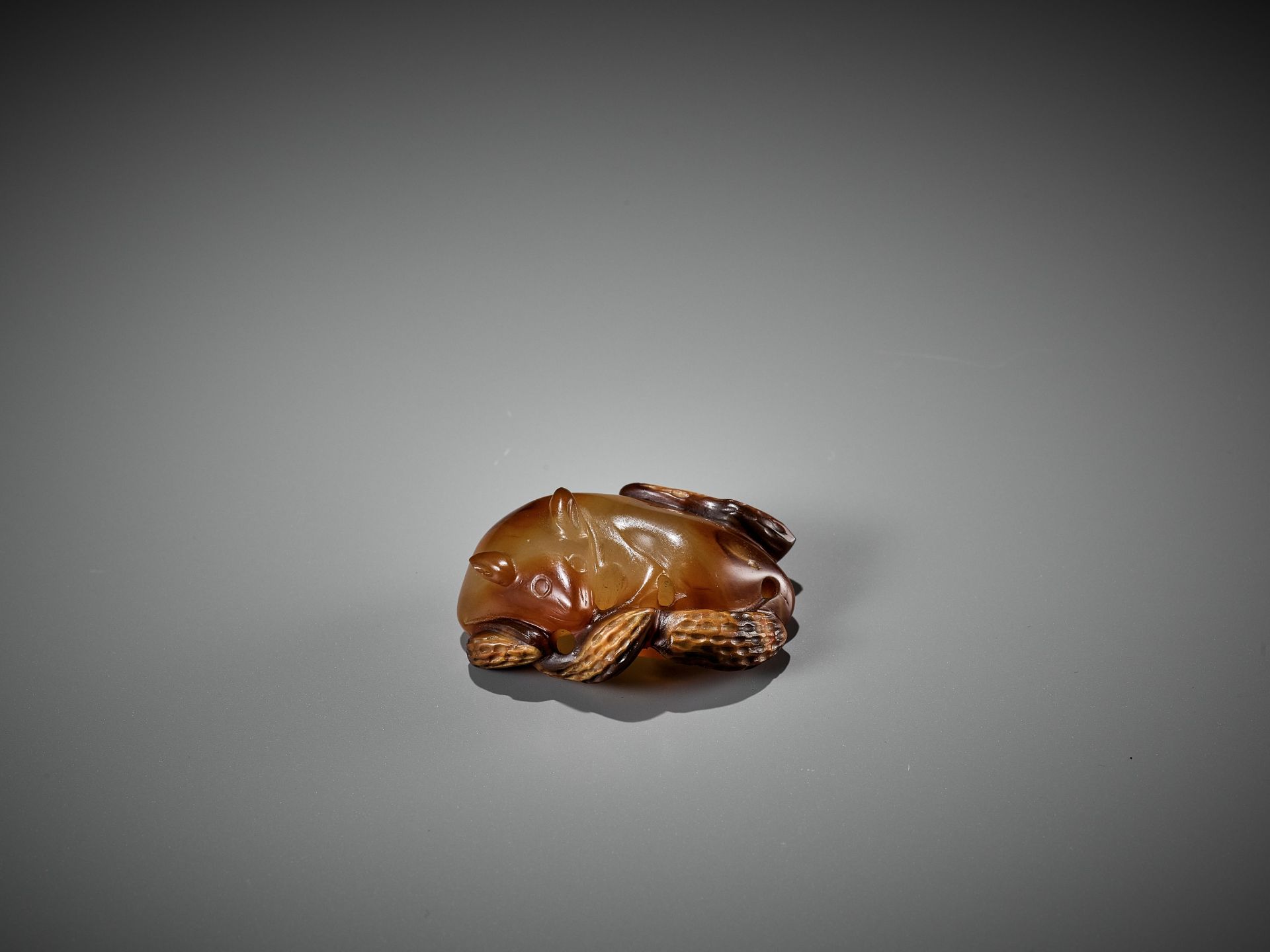 AN AGATE PENDANT OF A SQUIRREL WITH PEANUTS, 18TH-19TH CENTURY - Bild 6 aus 14