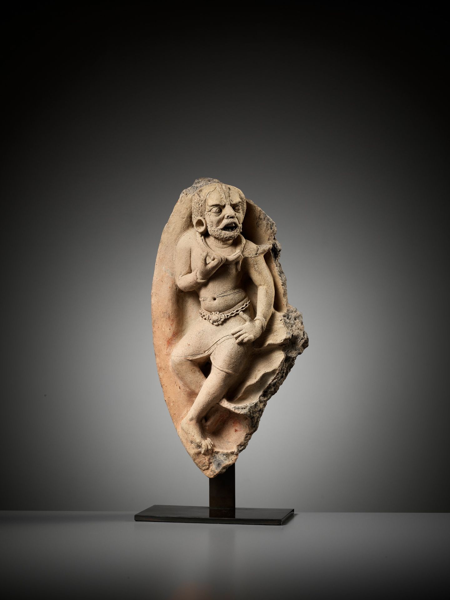 A RARE TERRACOTTA RELIEF DEPICTING AN ASURA, GUPTA PERIOD - Bild 2 aus 14