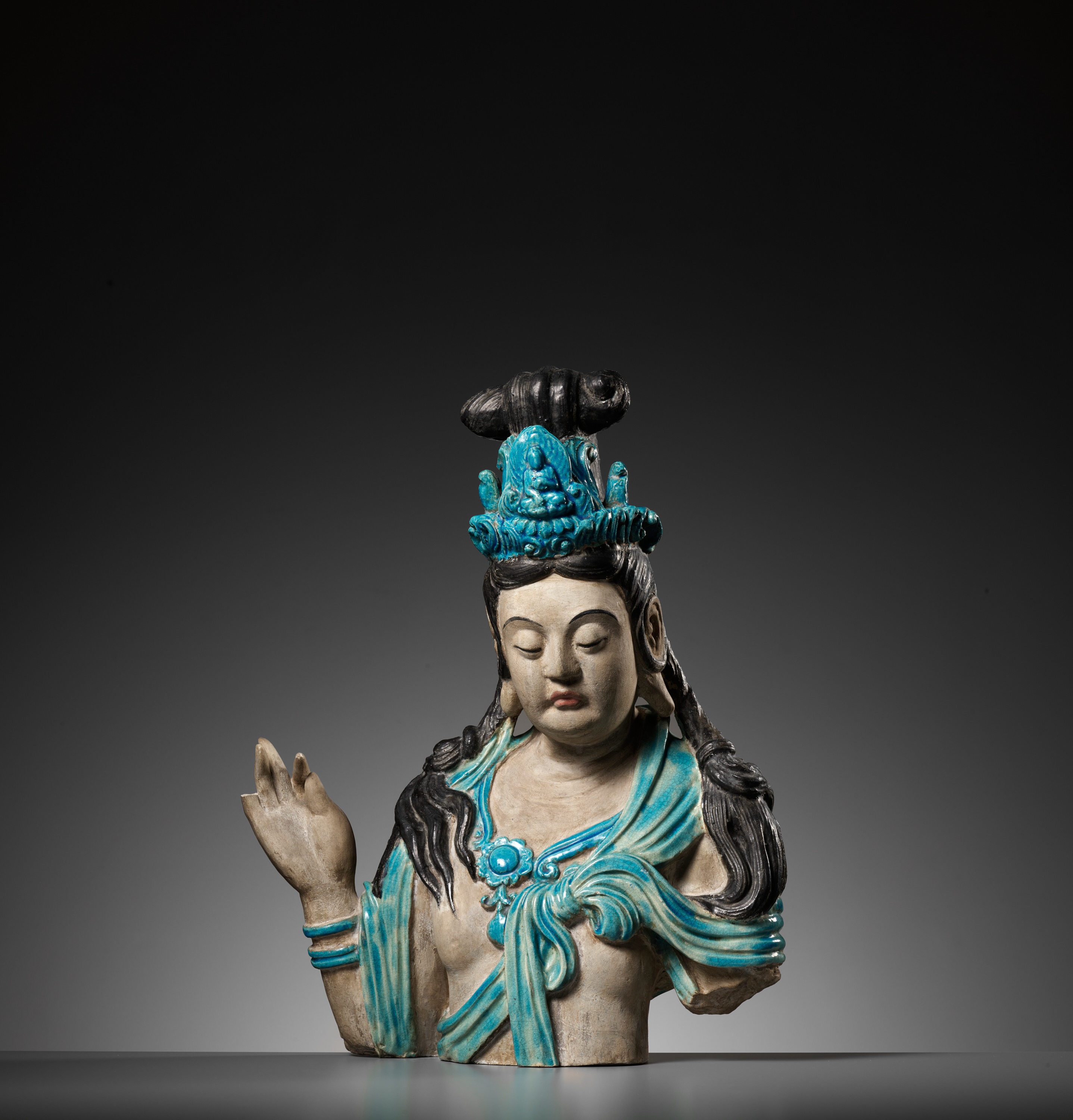 A LARGE AND MASSIVE FAHUA-GLAZED STONEWARE BUST OF GUANYIN, MING DYNASTY - Image 2 of 17
