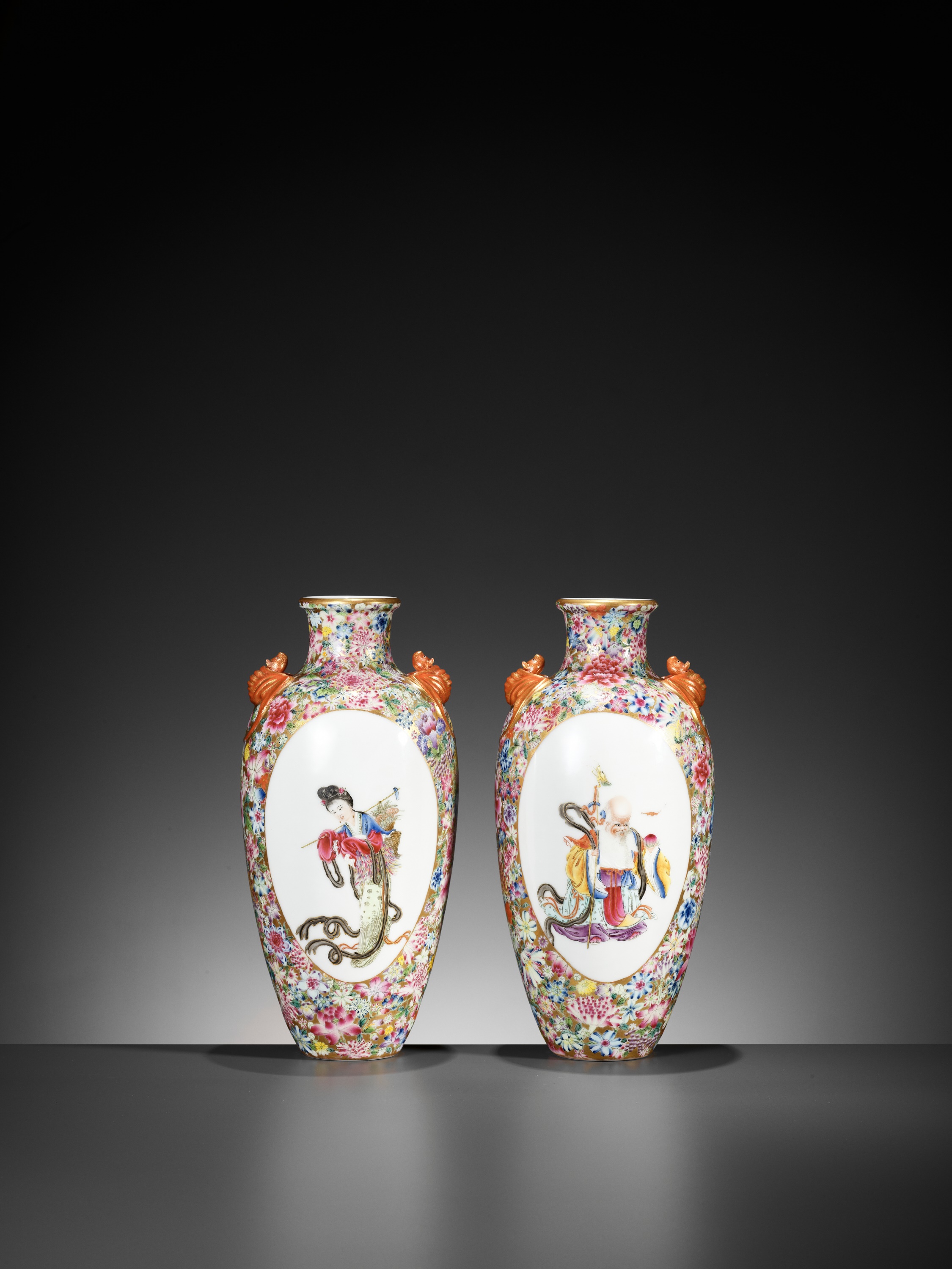 A PAIR OF FAMILLE ROSE 'MILLEFLEUR' VASES, LATE QING TO REPUBLIC - Image 5 of 13