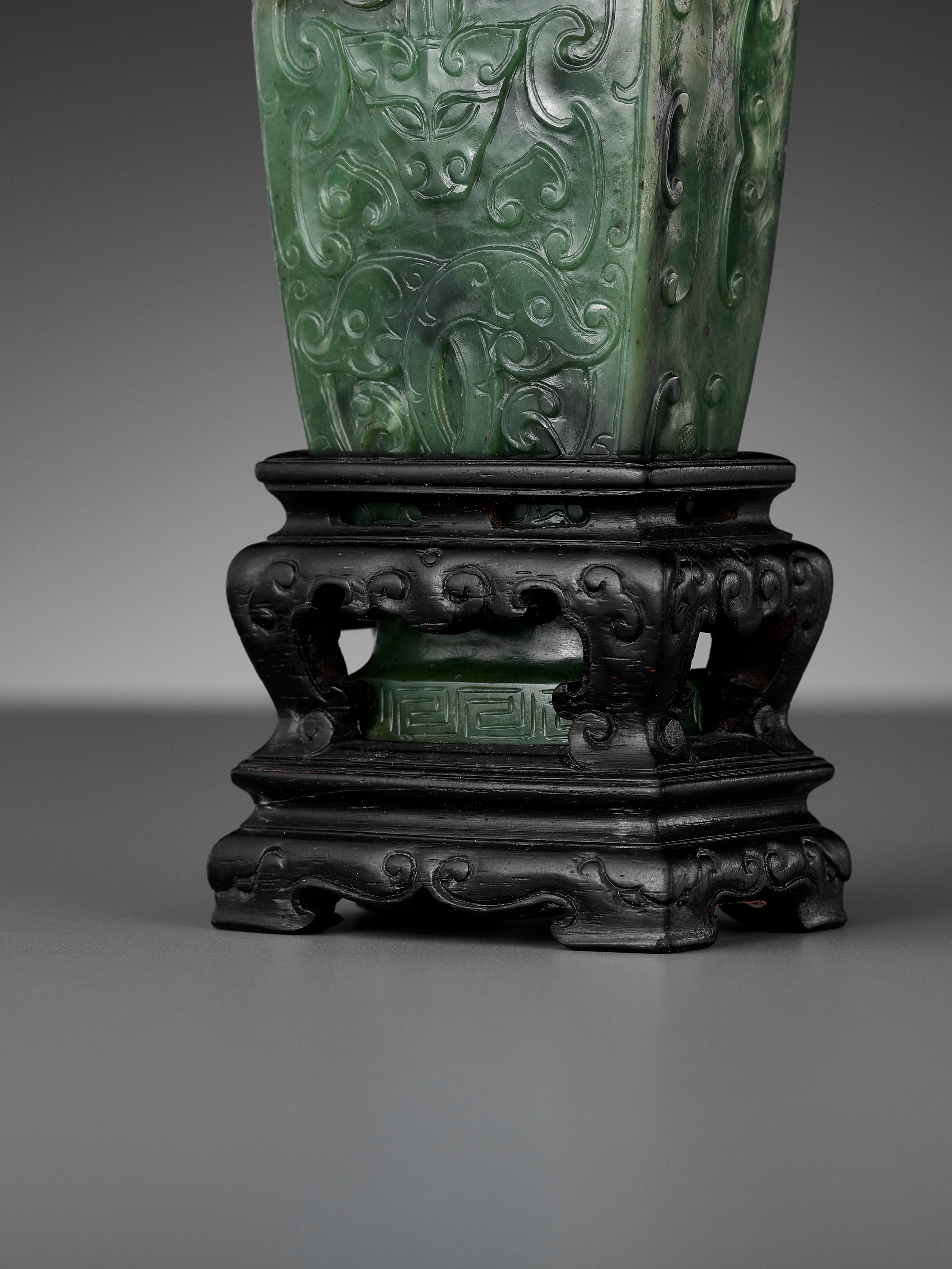 A SPINACH GREEN JADE MINIATURE 'ARCHAISTIC' VASE, 18TH-19TH CENTURY - Image 14 of 19