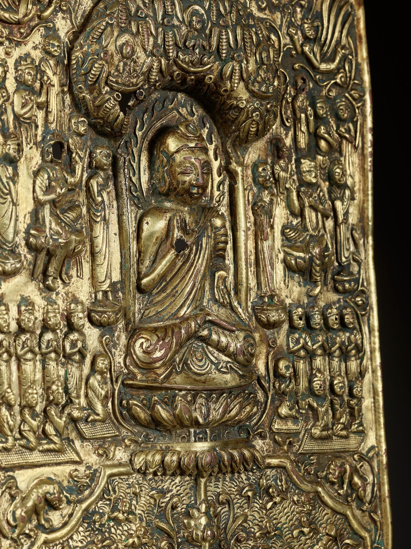 A LARGE AND IMPORTANT BUDDHIST VOTIVE PLAQUE, GILT COPPER REPOUSSE, EARLY TANG DYNASTY - Bild 12 aus 21