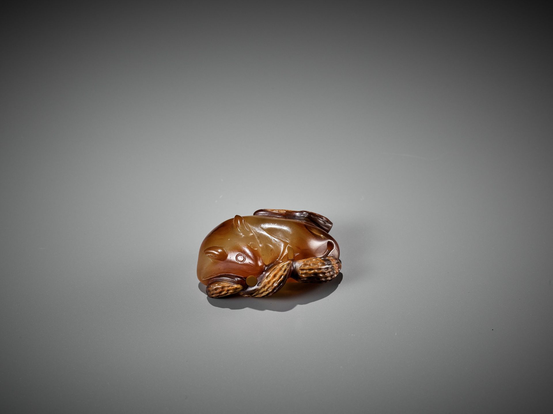 AN AGATE PENDANT OF A SQUIRREL WITH PEANUTS, 18TH-19TH CENTURY - Image 8 of 14