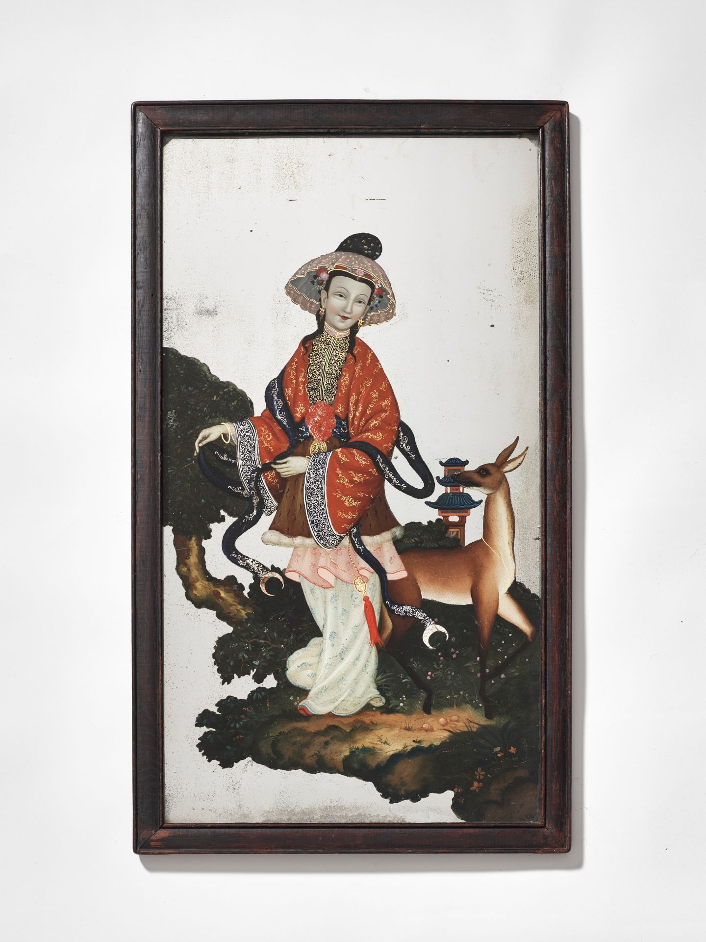 A REVERSE-GLASS MIRROR PAINTING OF A NOBLE LADY WITH DEER, CANTON SCHOOL, QING DYNASTY - Bild 5 aus 6