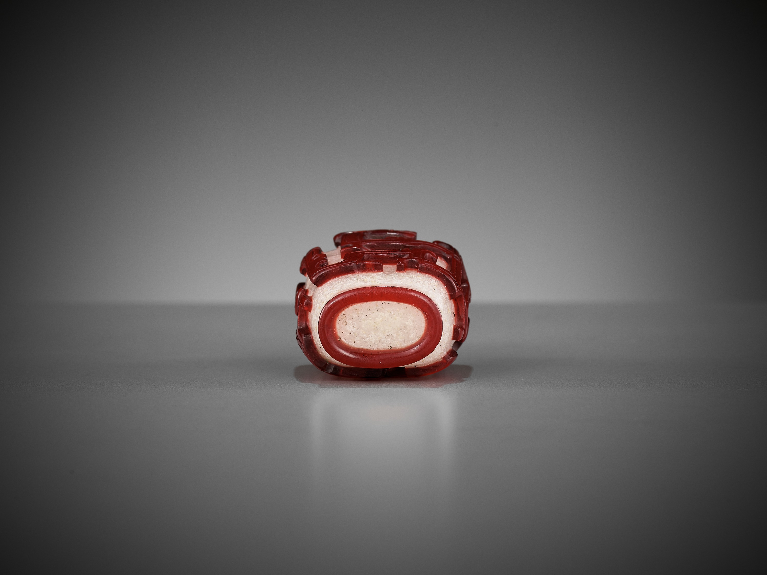 A RUBY RED OVERLAY SNOWFLAKE GLASS 'KUILONG' SNUFF BOTTLE - Image 8 of 8