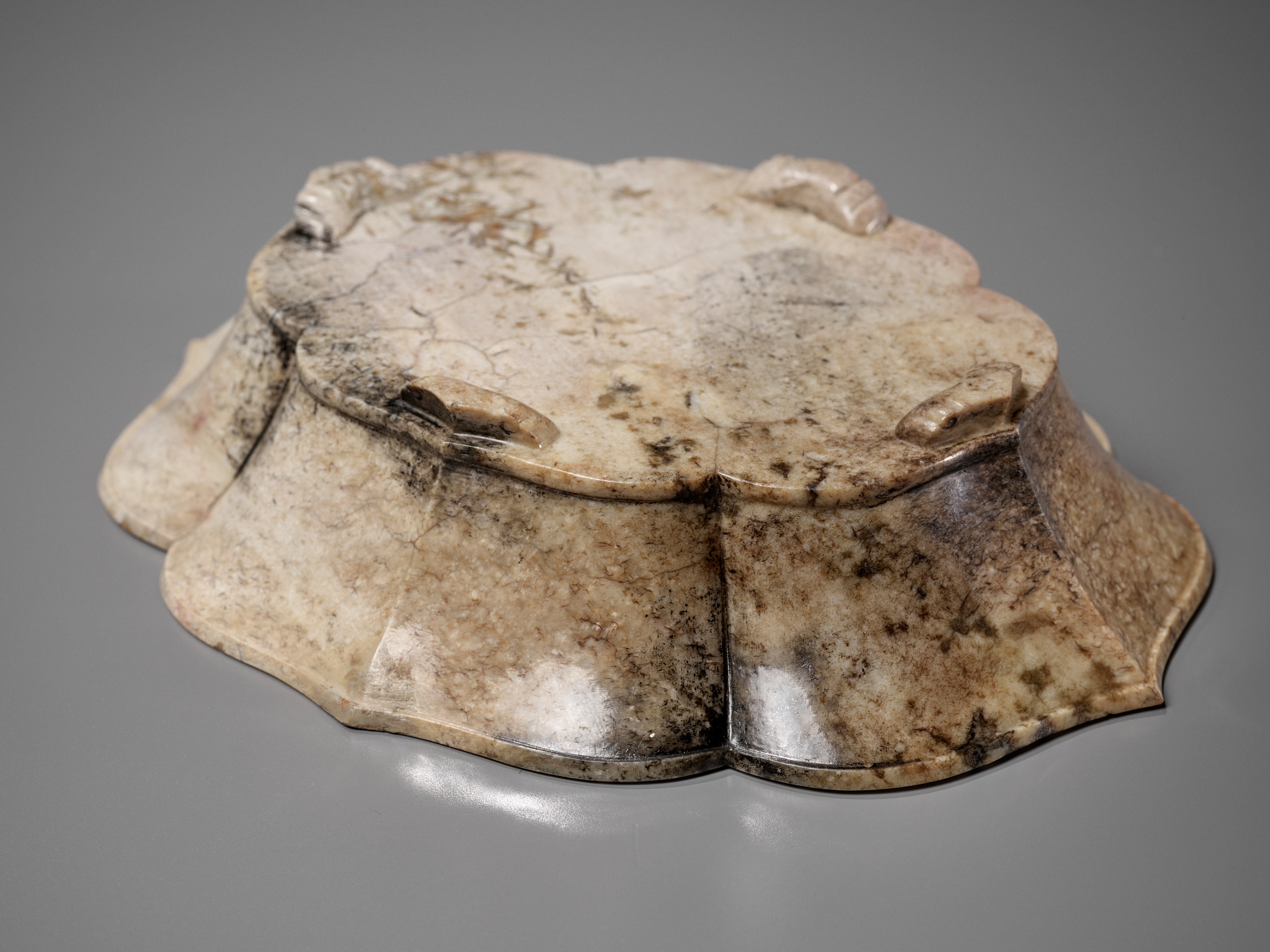 A CHICKEN BONE JADE 'DOUBLE FISH' MARRIAGE BOWL, 17TH-18TH CENTURY - Image 3 of 16