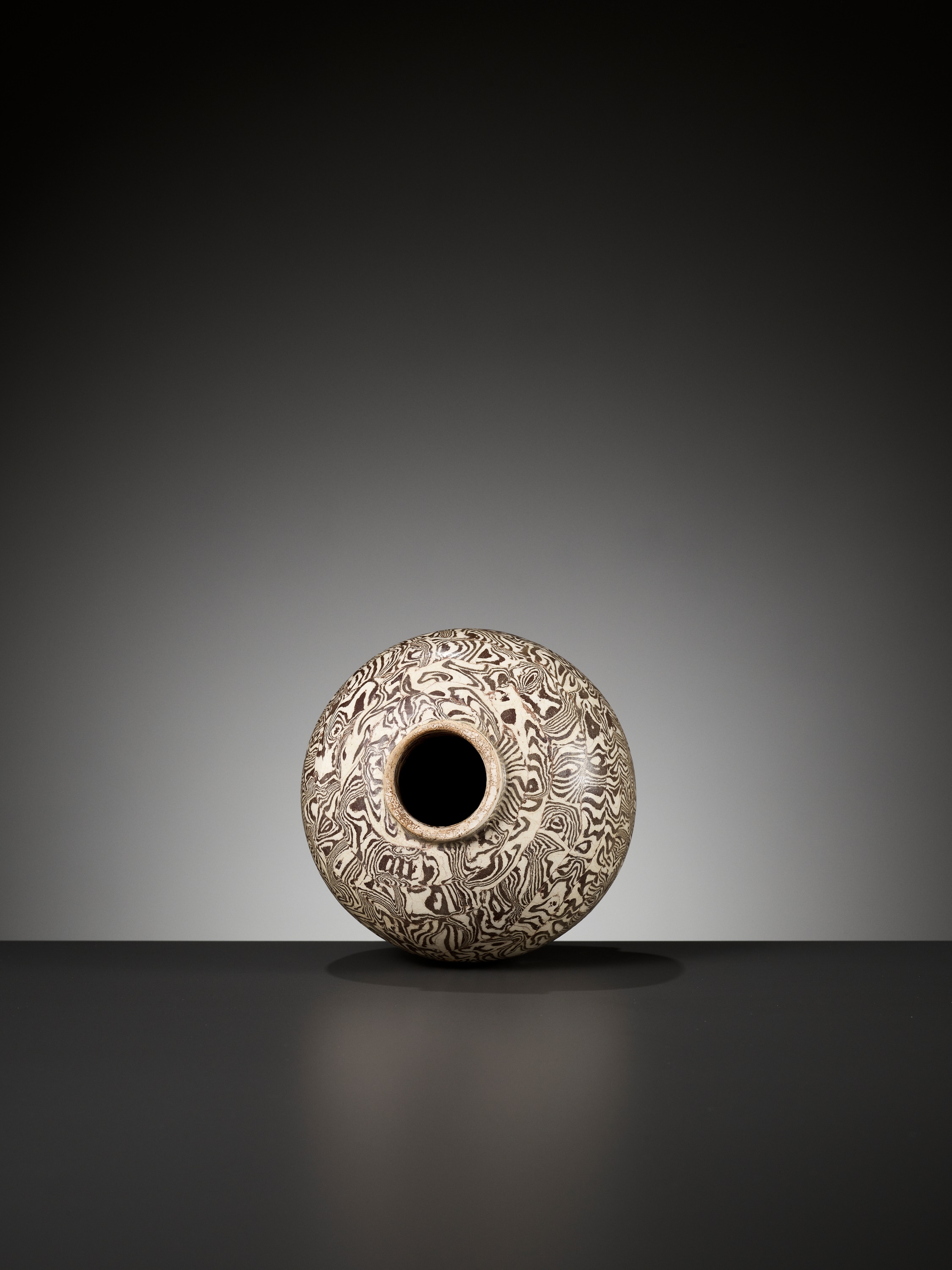 A RARE MARBLED 'JIAO TAI' GLOBULAR JAR, NORTHERN SONG DYNASTY - Image 6 of 7