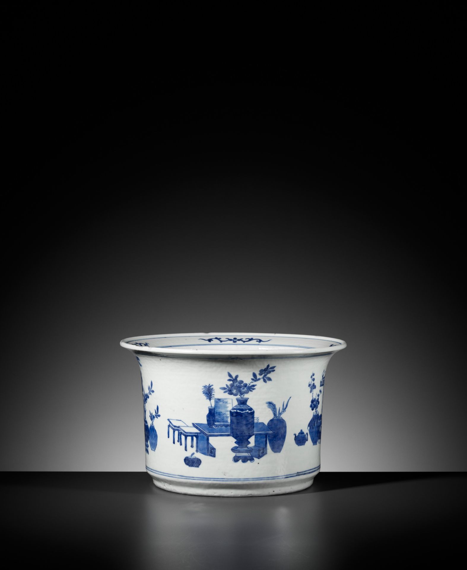 A BLUE AND WHITE 'HUNDRED TREASURES' JARDINIERE, QING DYNASTY - Bild 2 aus 7