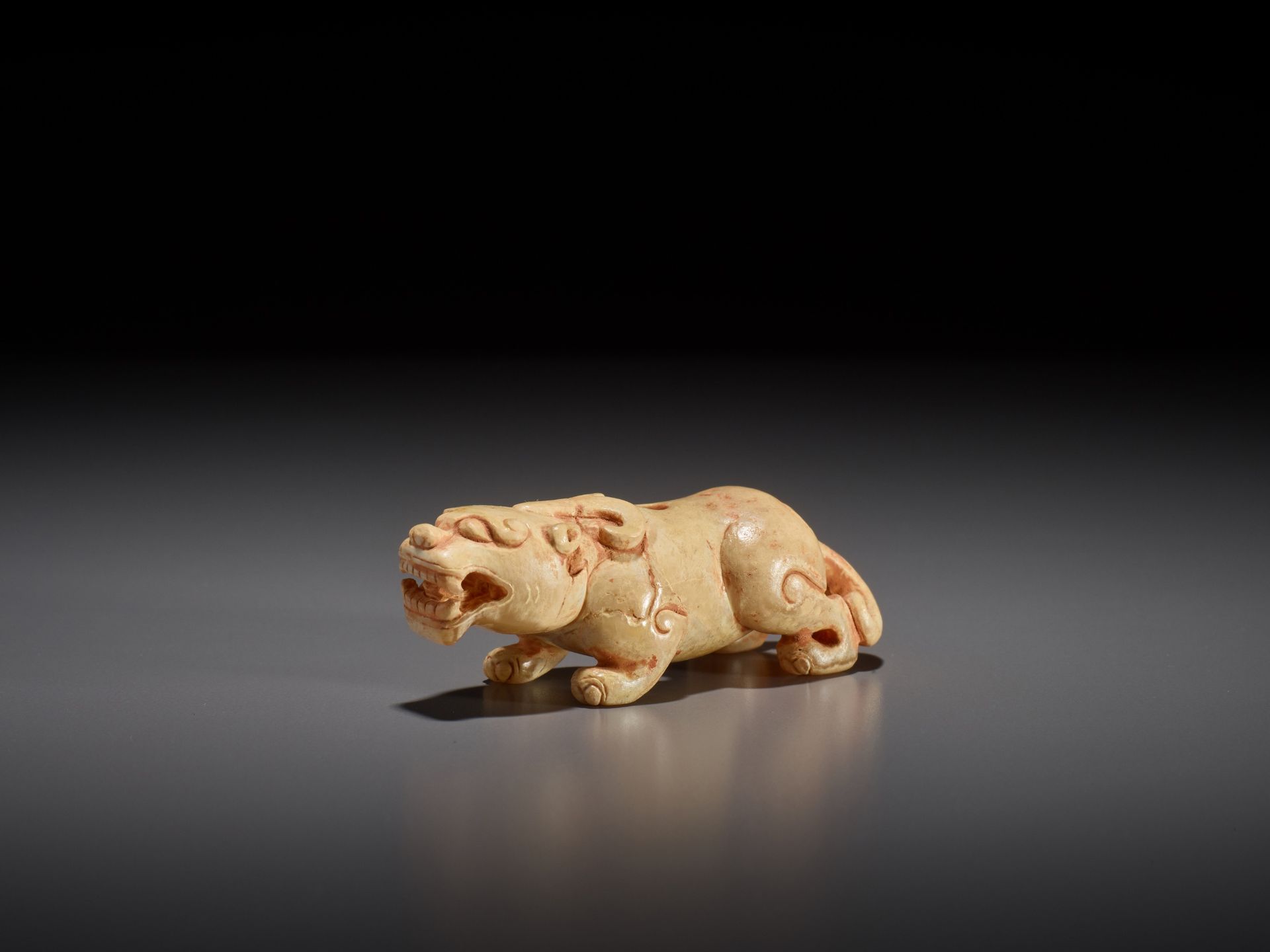 A SMALL JADE FIGURE OF A BIXIE, SIX DYNASTIES - Bild 7 aus 9