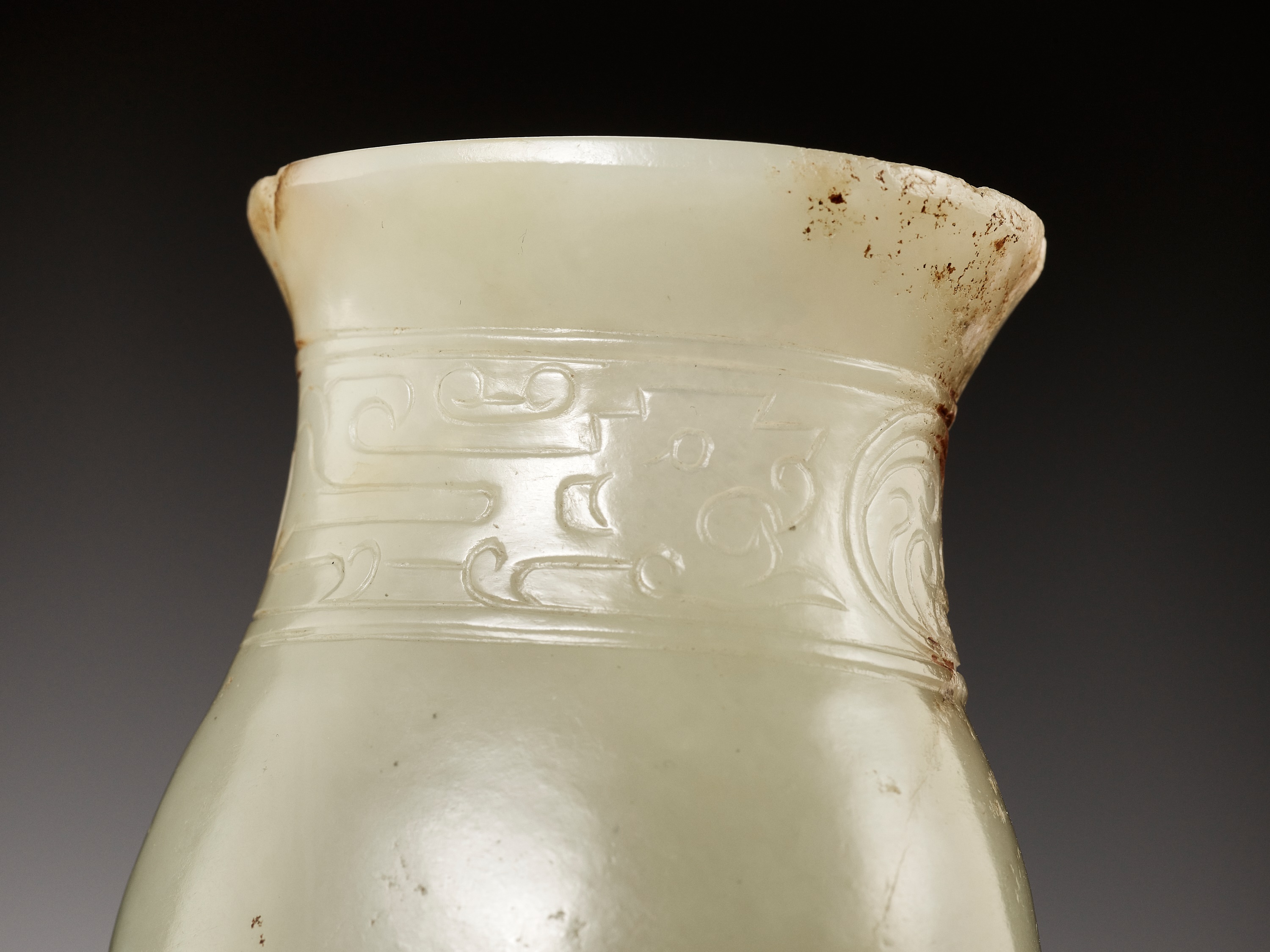 A RARE ARCHAISTIC 'SHANG BRONZE IMITATION' JADE VESSEL, ZHI, LATE SONG TO EARLY MING DYNASTY - Image 5 of 19