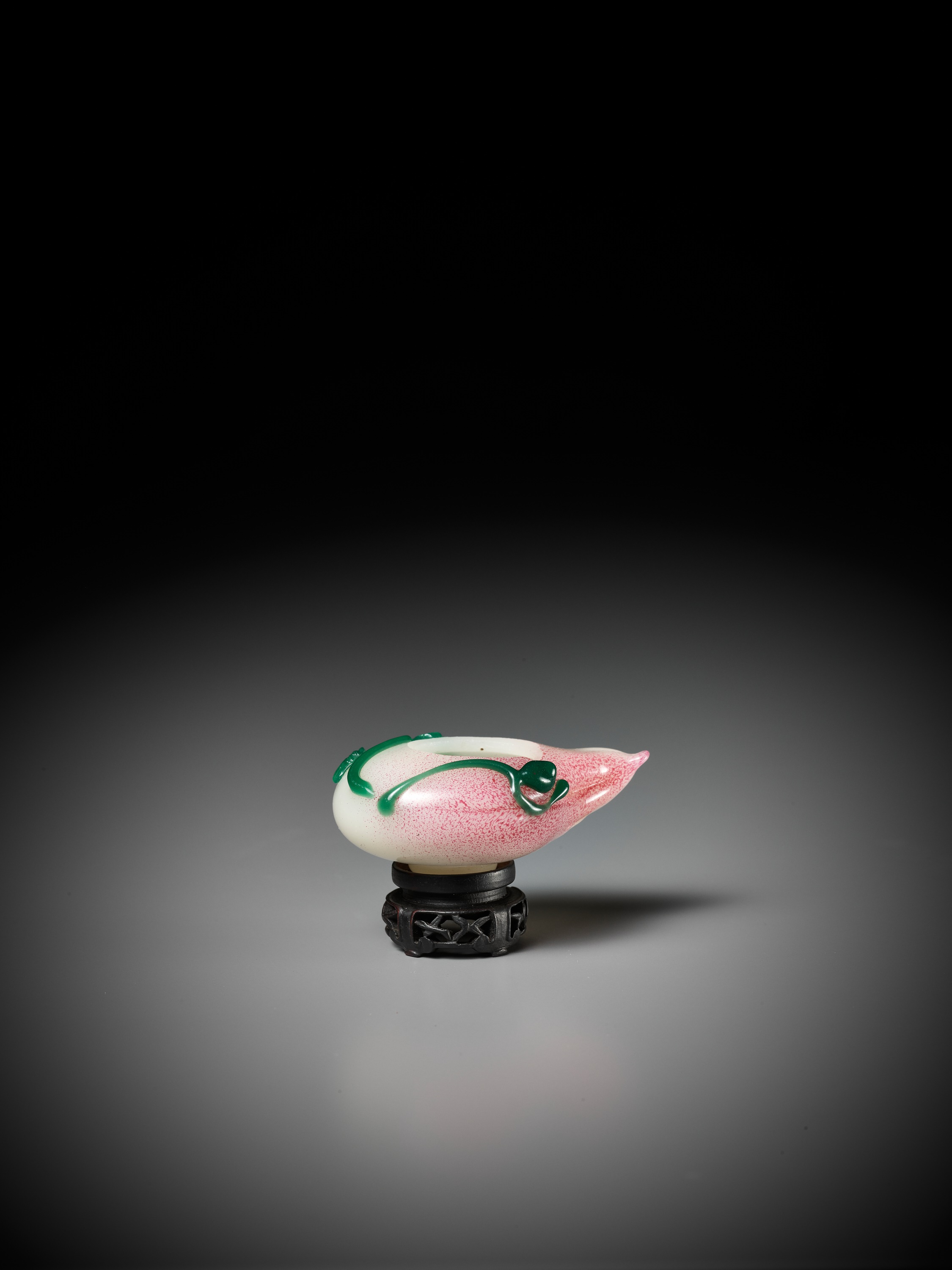 A GREEN AND PINK OVERLAY GLASS 'PEACH' BRUSHWASHER, QING DYNASTY - Image 9 of 11