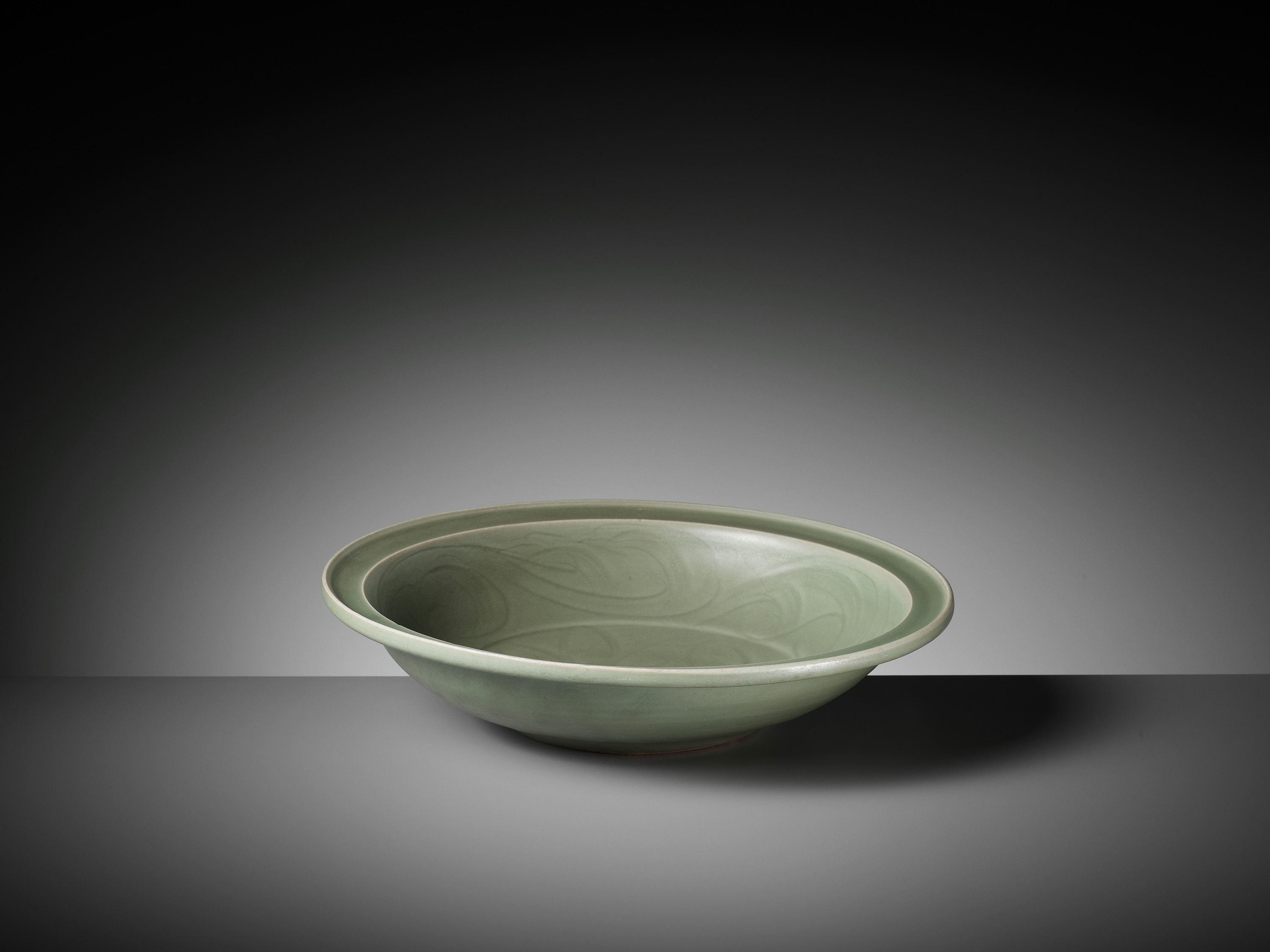 A CARVED LONGQUAN CELADON 'LOTUS' CHARGER, MING DYNASTY - Image 6 of 7