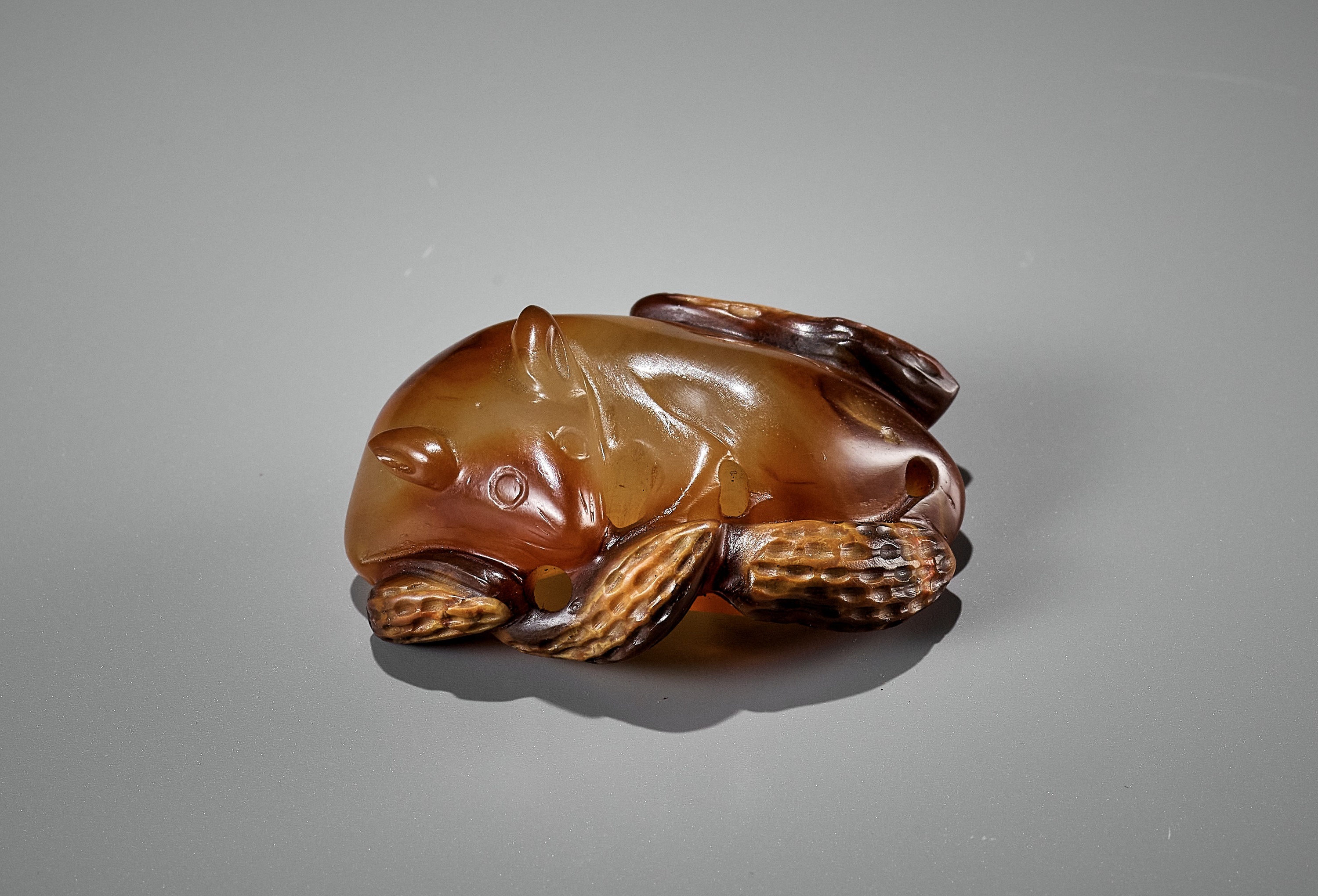 AN AGATE PENDANT OF A SQUIRREL WITH PEANUTS, 18TH-19TH CENTURY