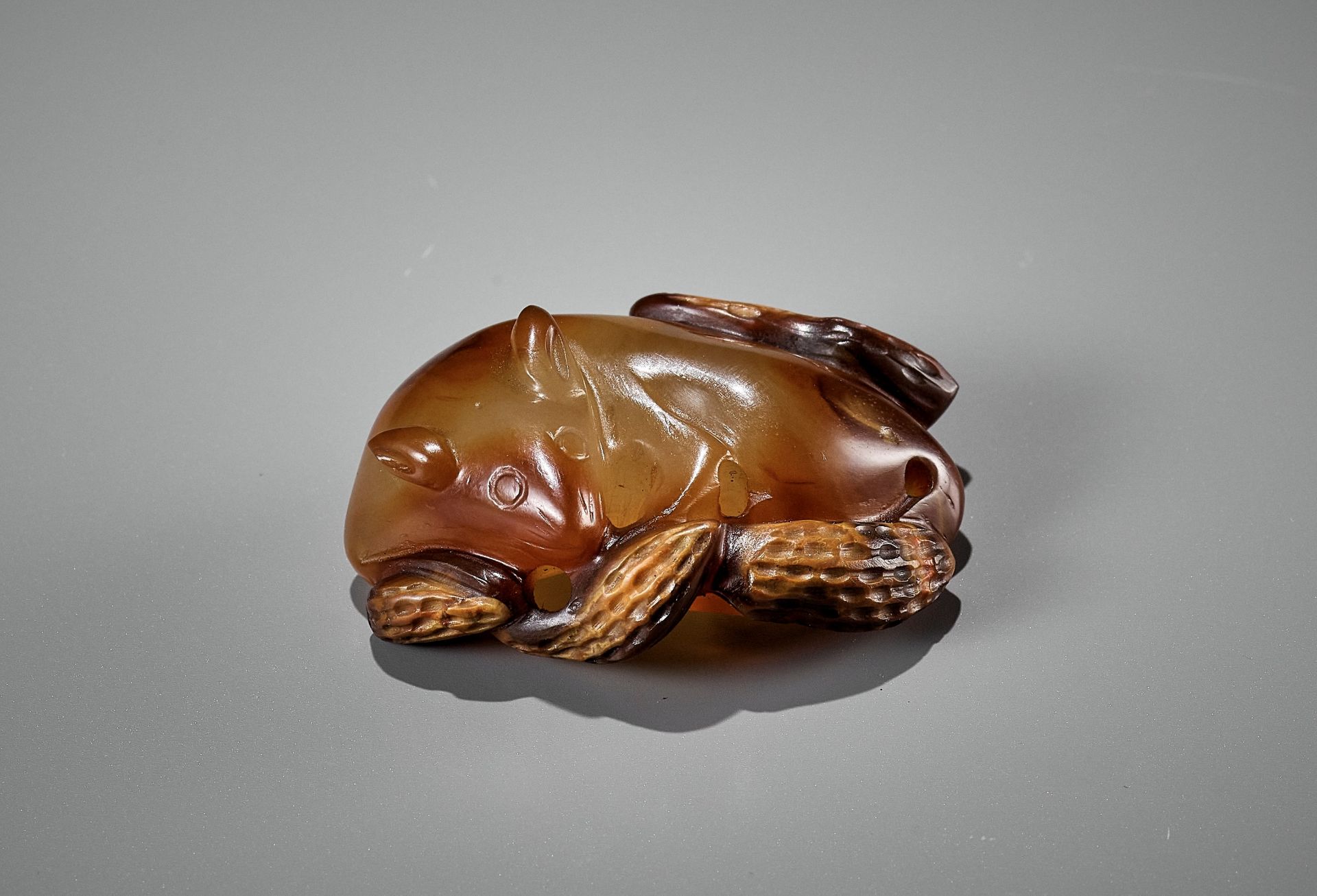 AN AGATE PENDANT OF A SQUIRREL WITH PEANUTS, 18TH-19TH CENTURY