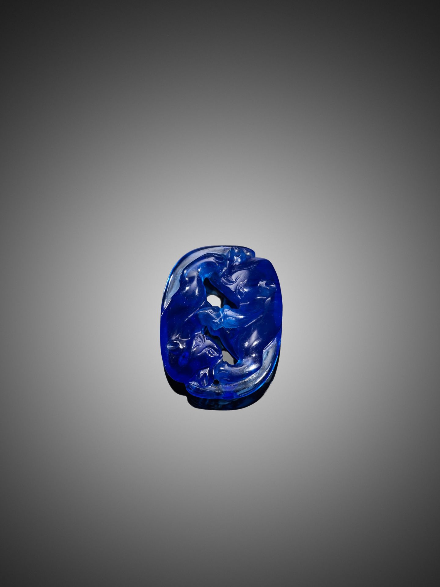 A BLUE PEKING GLASS 'BADGERS' PENDANT, QING DYNASTY - Image 3 of 5