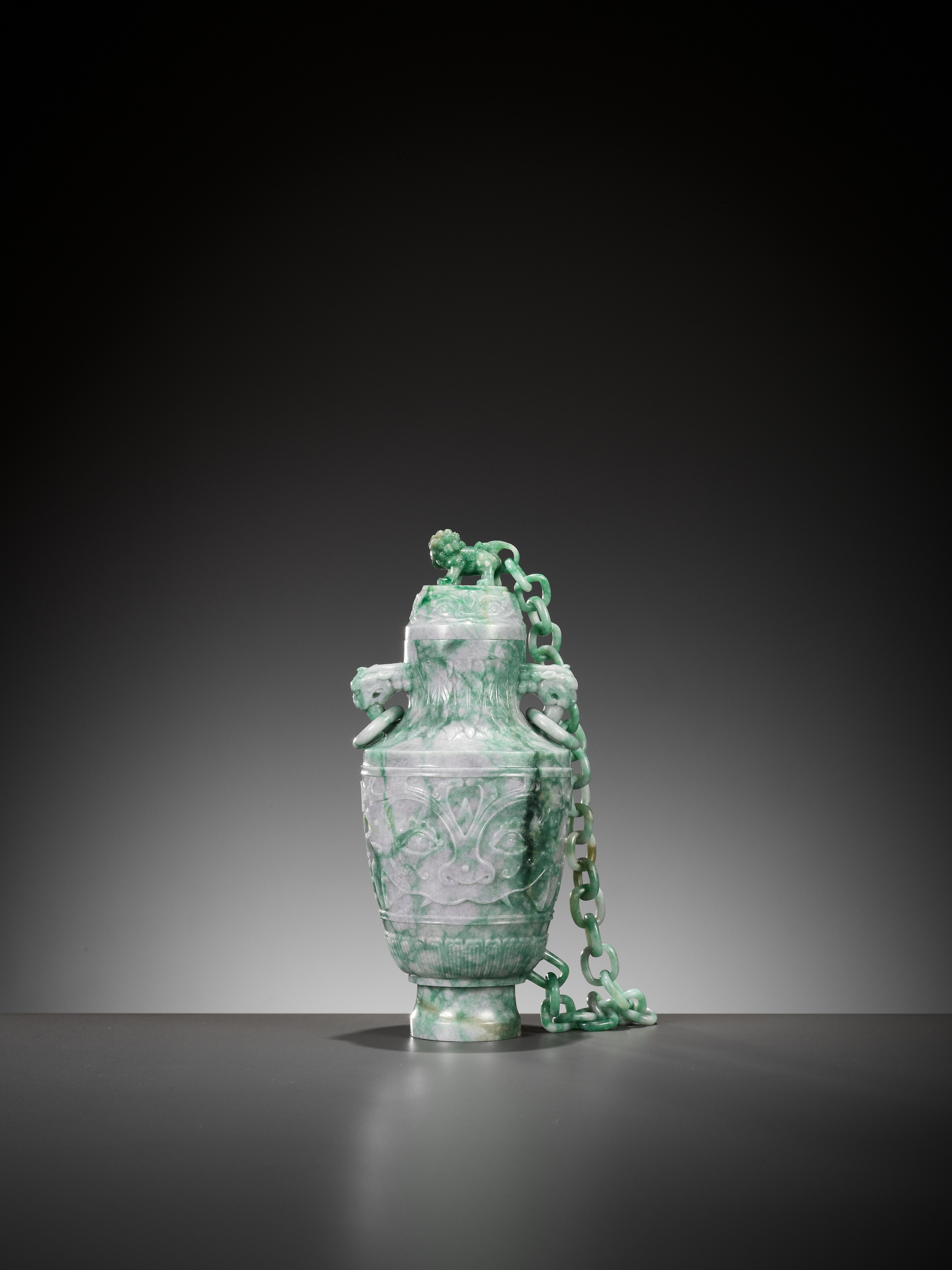 A LAVENDER AND APPLE GREEN JADEITE 'CHAIN' VASE AND COVER, EARLY 20TH CENTURY - Image 7 of 11