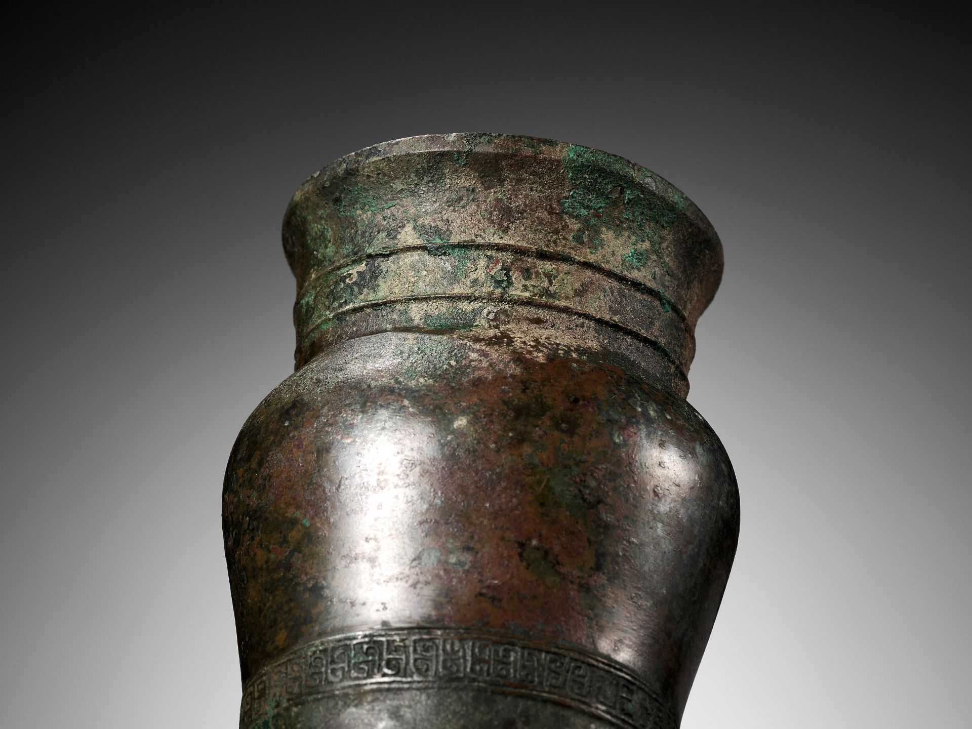 AN ARCHAIC BRONZE RITUAL WINE VESSEL, ZHI, LATE SHANG TO EARLY WESTERN ZHOU DYNASTY - Image 3 of 21