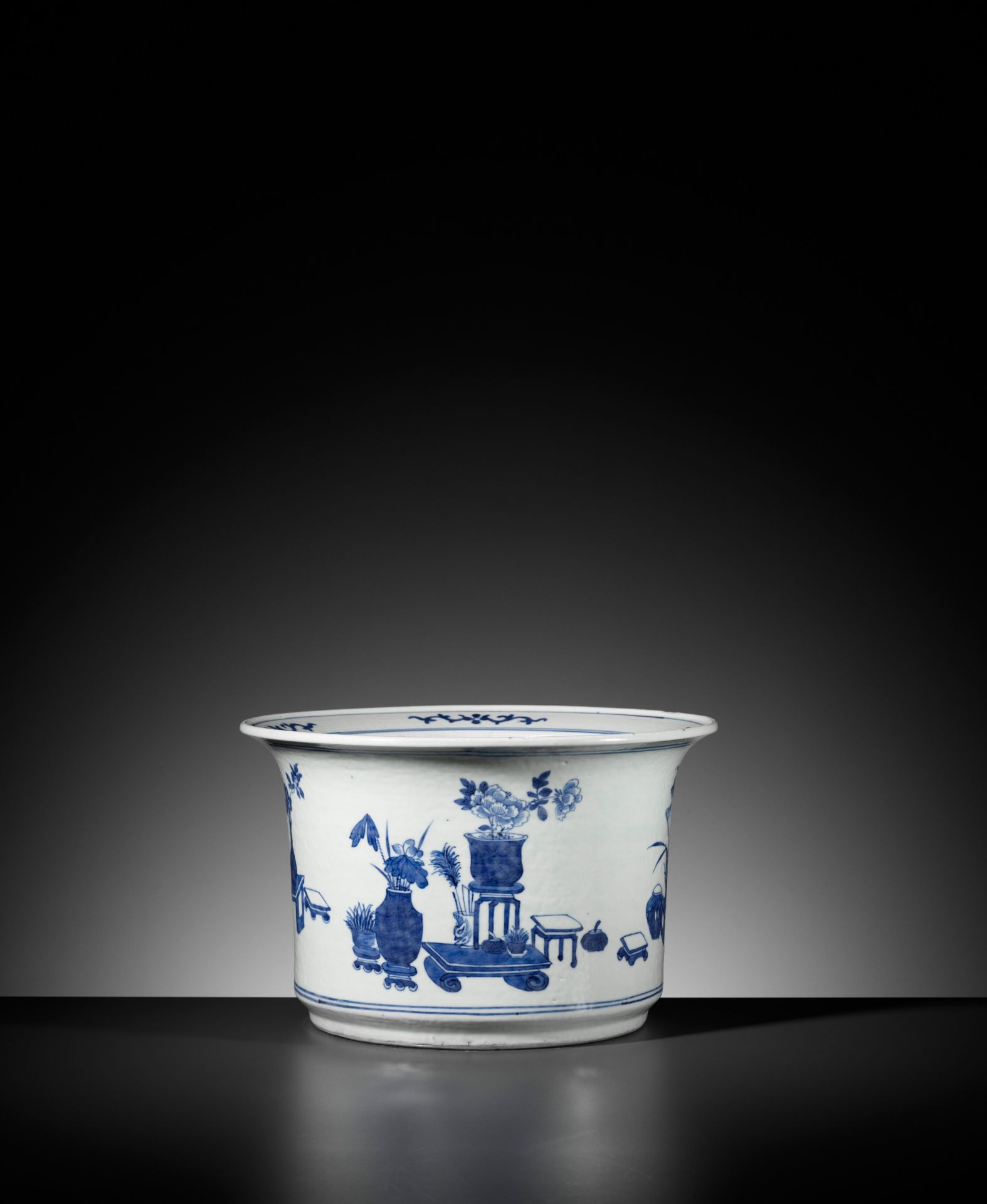 A BLUE AND WHITE 'HUNDRED TREASURES' JARDINIERE, QING DYNASTY - Bild 5 aus 7