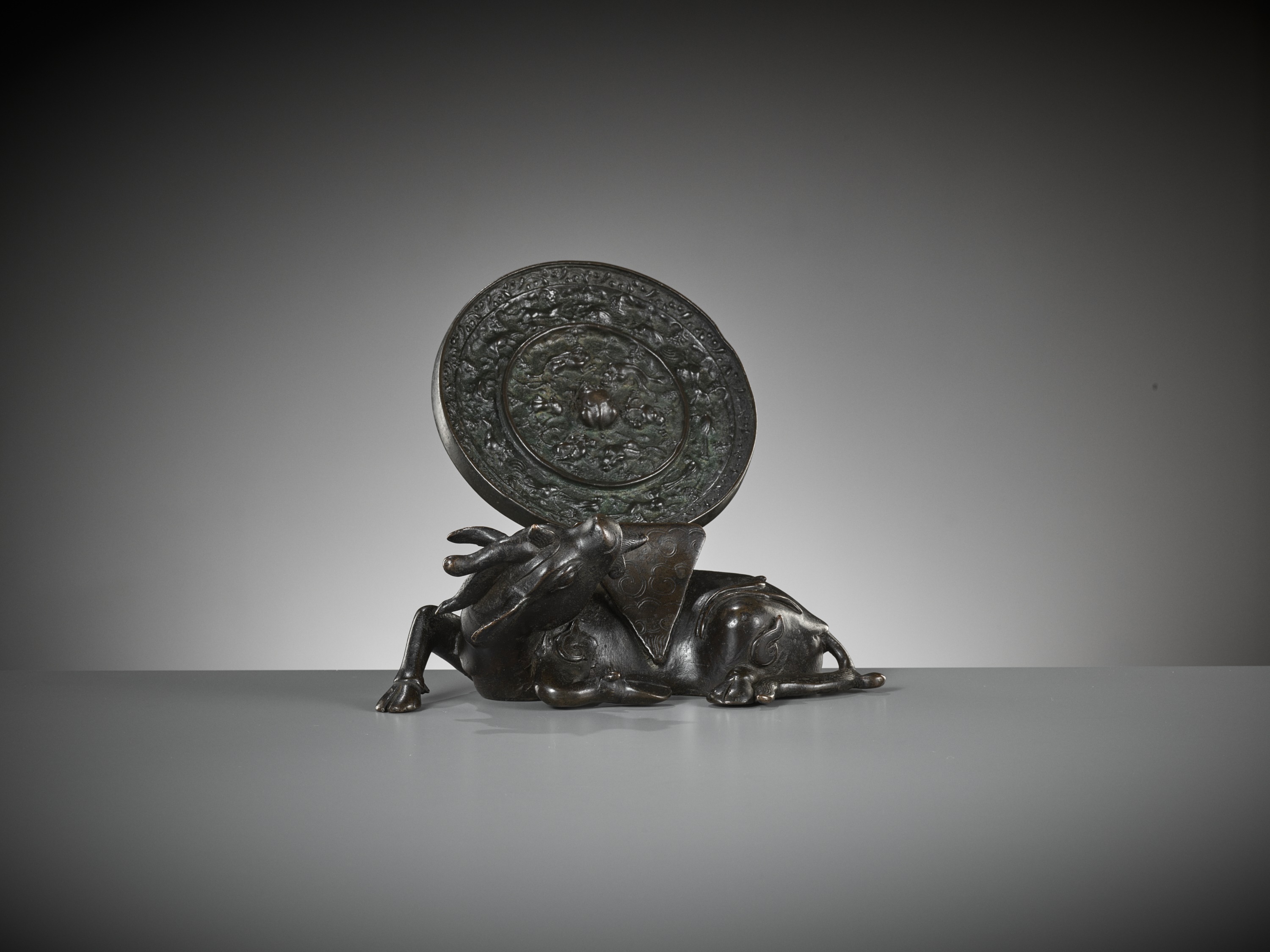 A BRONZE 'XINIU' MIRROR STAND AND 'LION AND GRAPEVINE' MIRROR, MING AND TANG DYNASTY - Image 13 of 20