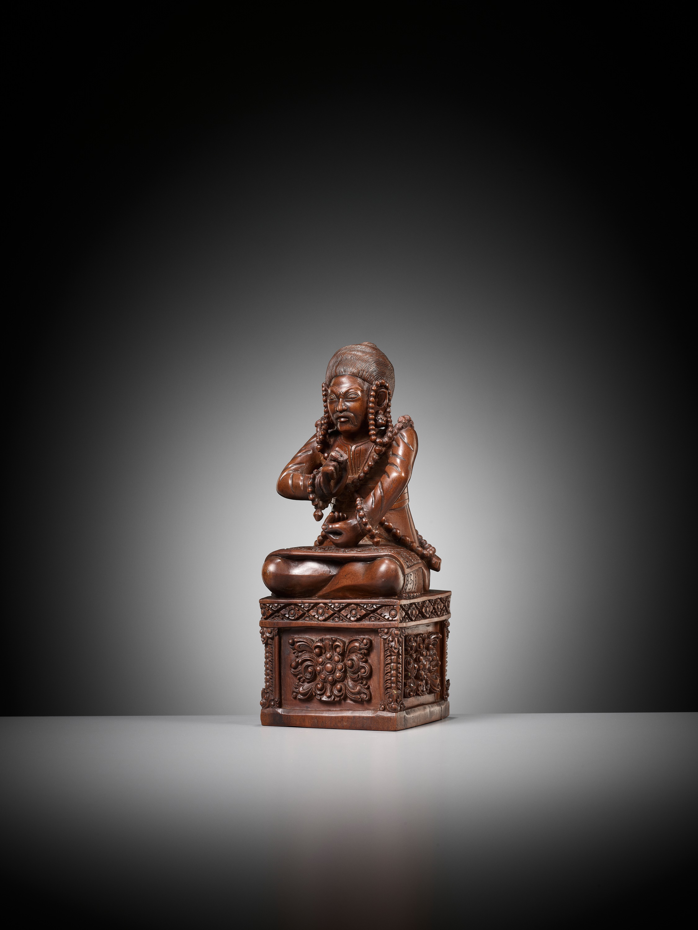 A MASTERFULLY CARVED HARDWOOD FIGURE OF A BUDDHIST PRIEST, SCHOOL OF CHOYING DORJE - Image 7 of 14