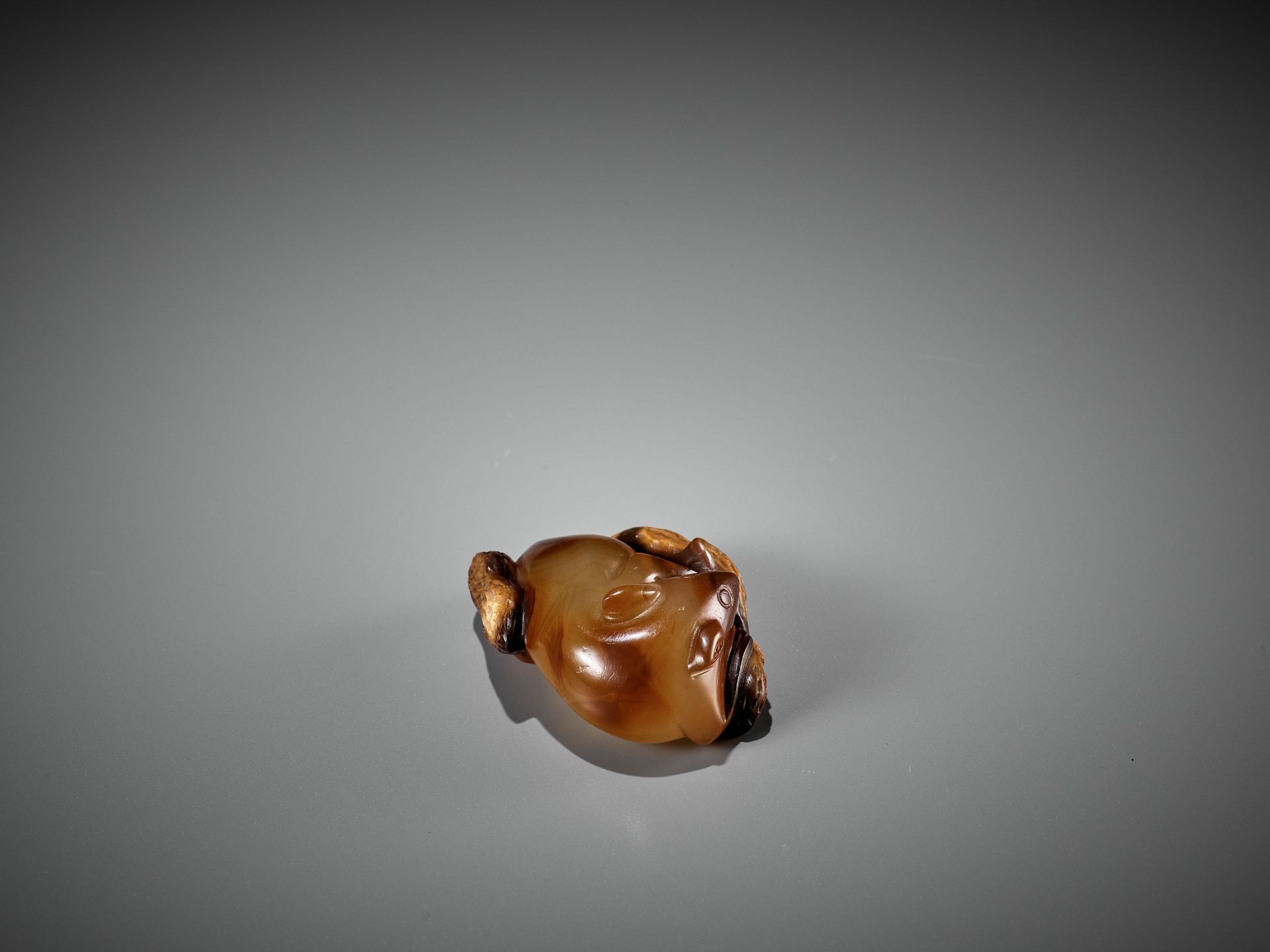 AN AGATE PENDANT OF A SQUIRREL WITH PEANUTS, 18TH-19TH CENTURY - Image 10 of 14