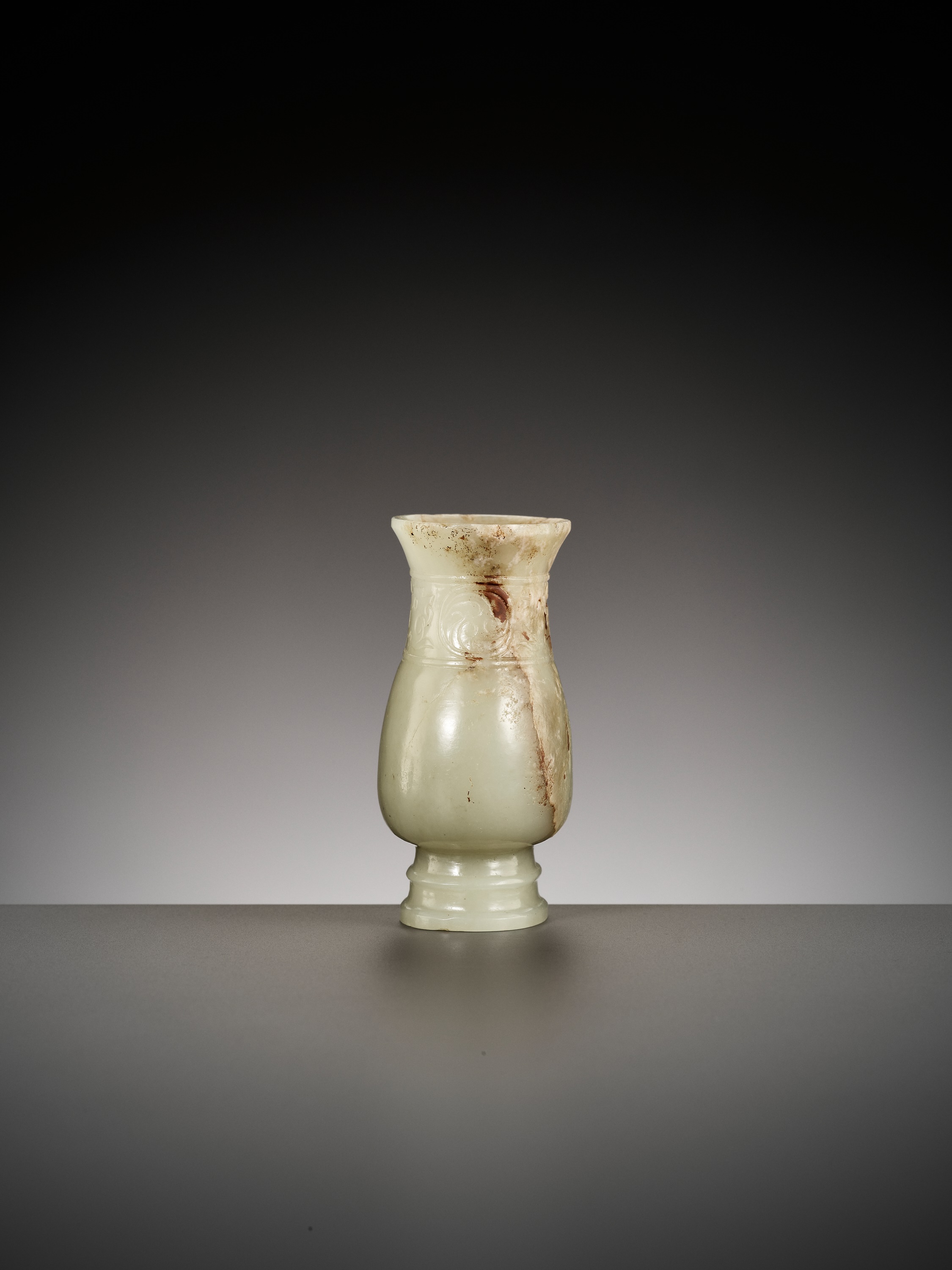 A RARE ARCHAISTIC 'SHANG BRONZE IMITATION' JADE VESSEL, ZHI, LATE SONG TO EARLY MING DYNASTY - Image 14 of 19