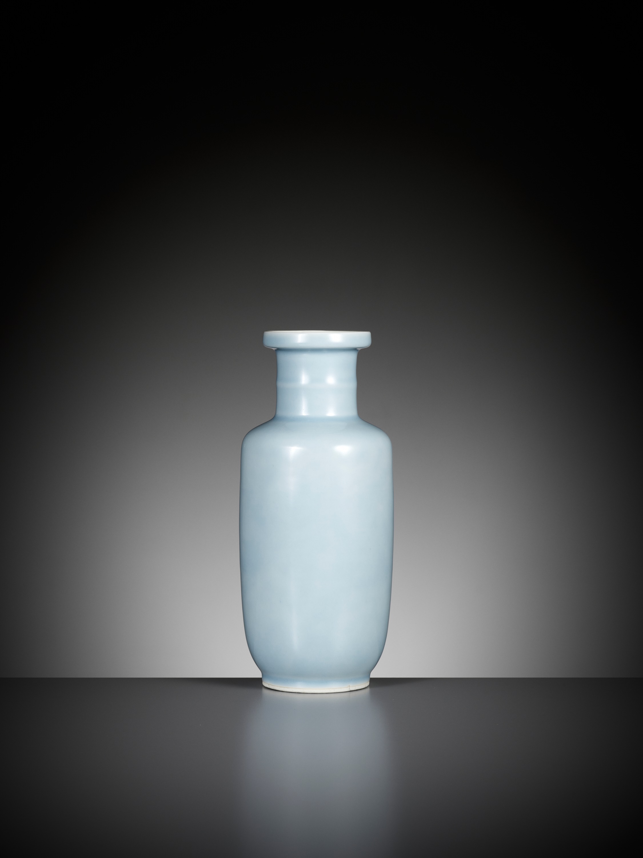 A CLAIRE DE LUNE GLAZED ROULEAU VASE, QING DYNASTY, 18TH CENTURY - Image 10 of 12