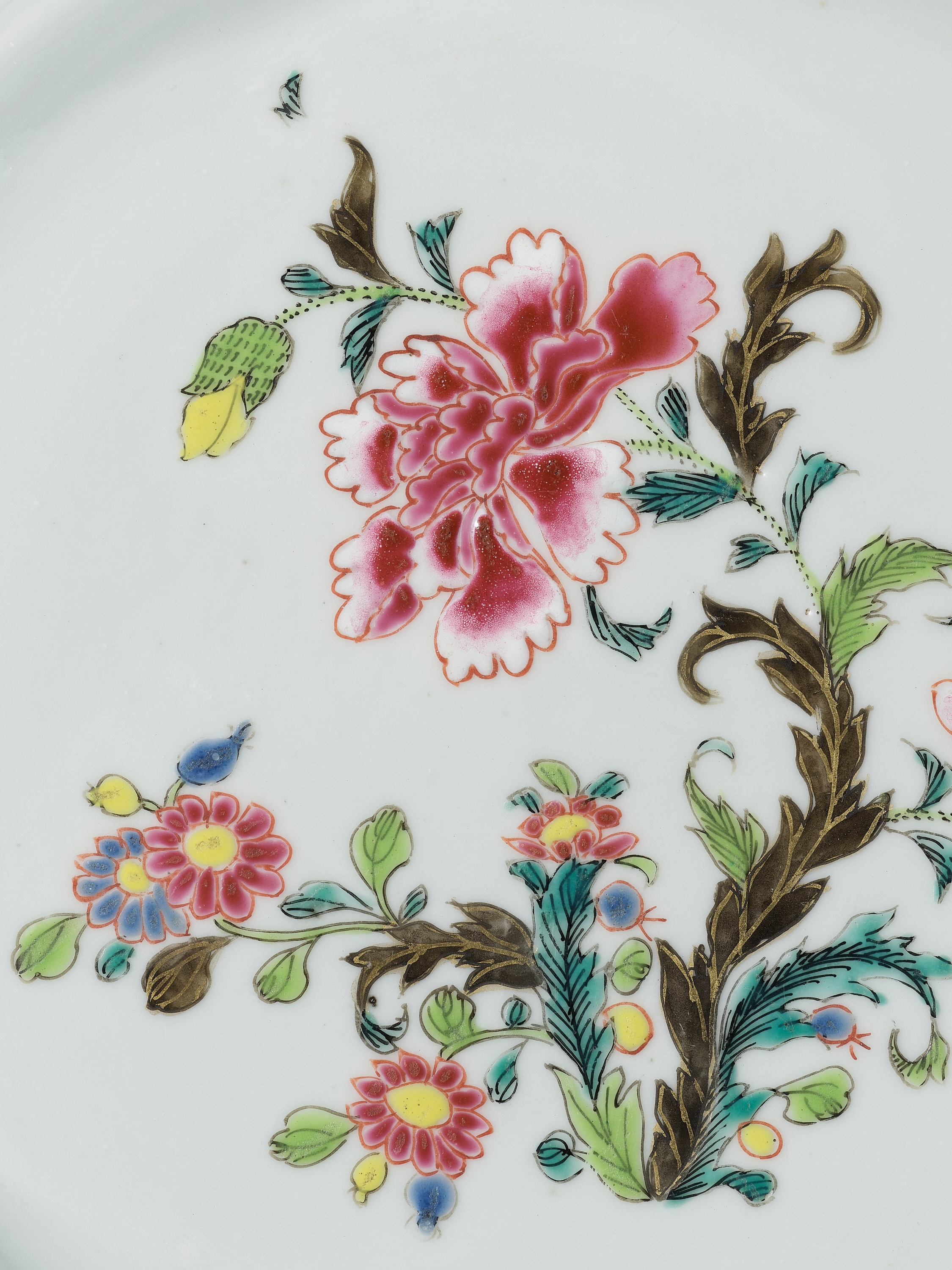 A FAMILLE ROSE 'PEONY AND CHRYSANTHEMUM' DISH, 18TH CENTURY - Image 5 of 8