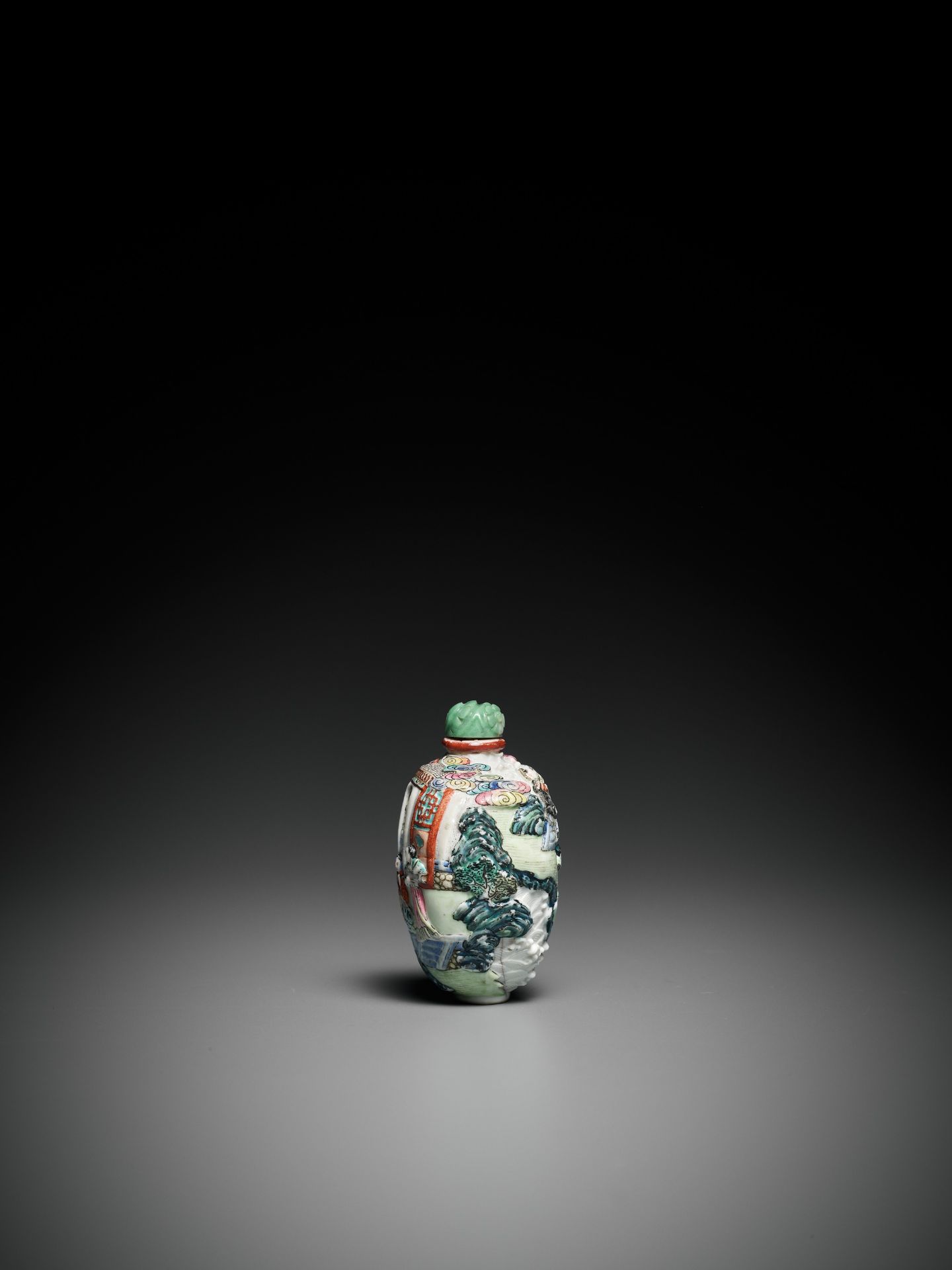 AN IMPERIAL MOLDED AND ENAMELED PORCELAIN SNUFF BOTTLE, JIAQING MARK AND PERIOD - Image 6 of 8