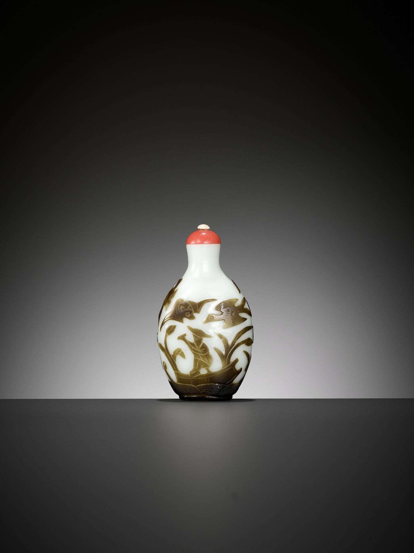 A YANGZHOU OLIVE-BROWN OVERLAY GLASS SNUFF BOTTLE, 1820-1860 - Image 2 of 7