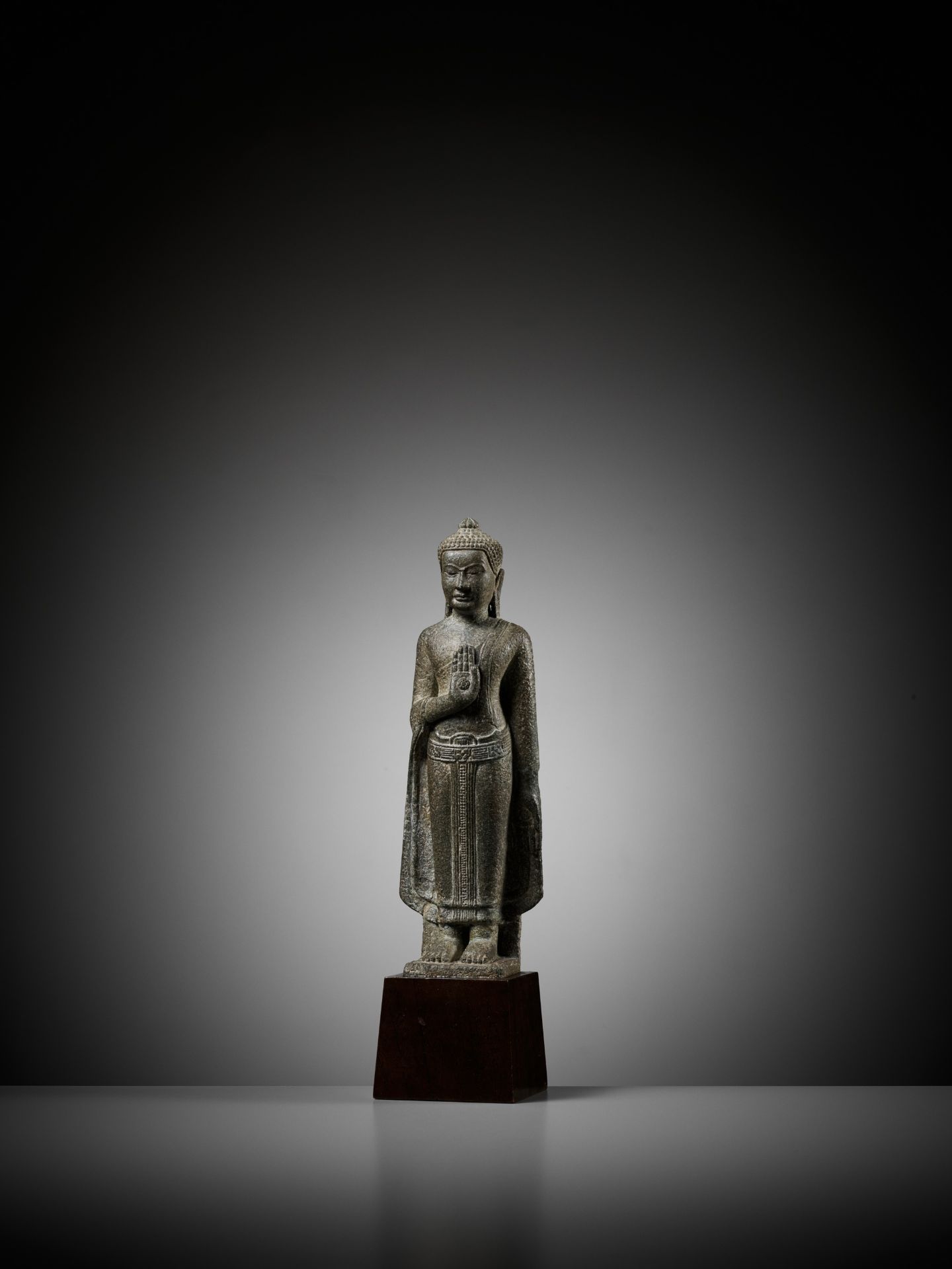 A SANDSTONE FIGURE OF STANDING BUDDHA - Image 6 of 15