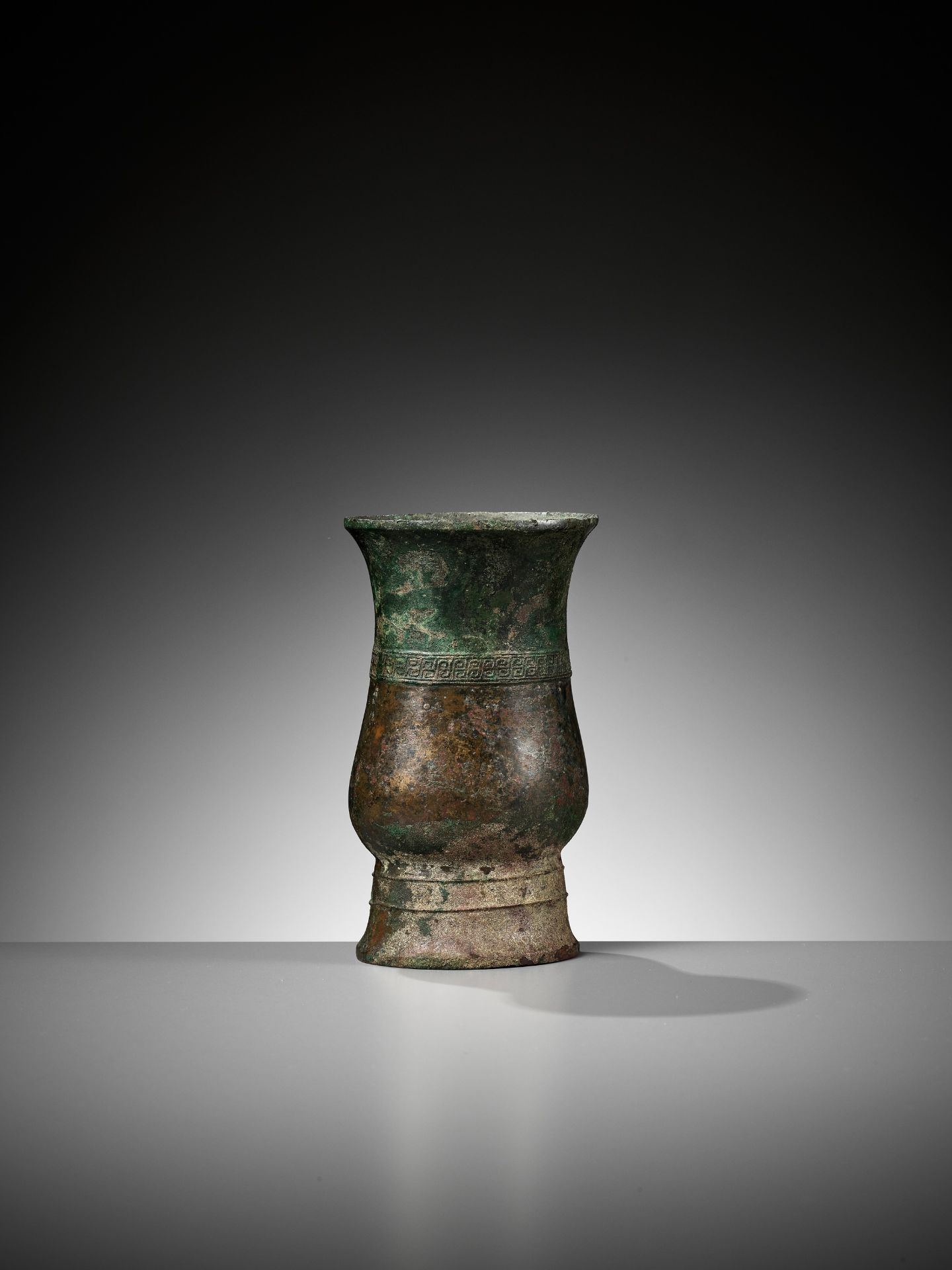 AN ARCHAIC BRONZE RITUAL WINE VESSEL, ZHI, LATE SHANG TO EARLY WESTERN ZHOU DYNASTY - Image 14 of 21