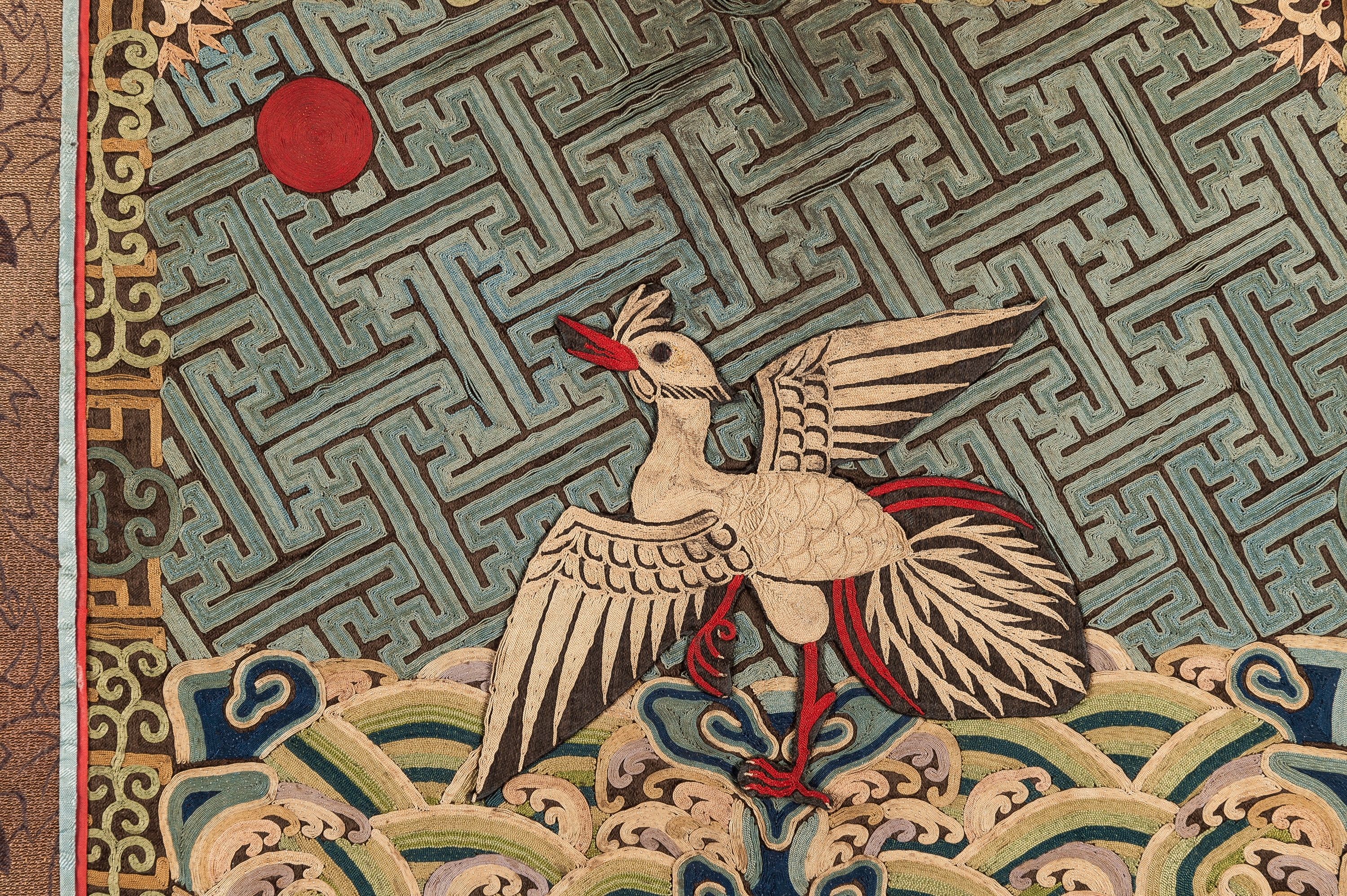 A CIVIL OFFICIAL EMBROIDERED SILK 'CRANE' RANK BADGE, QING - Image 4 of 5