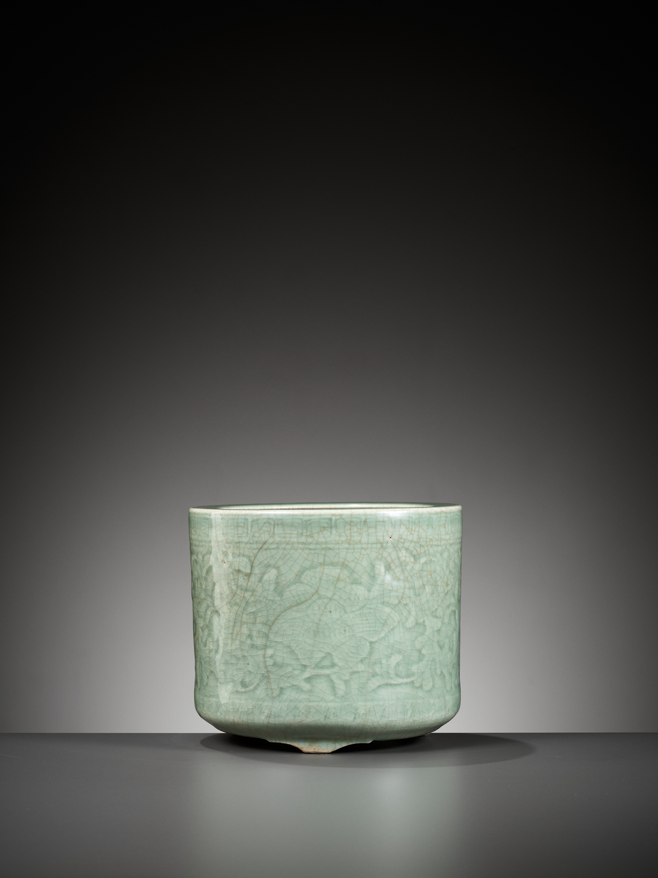 A CELADON GLAZED BRUSHPOT, BITONG, FIRST HALF OF THE QING DYNASTY - Image 8 of 10