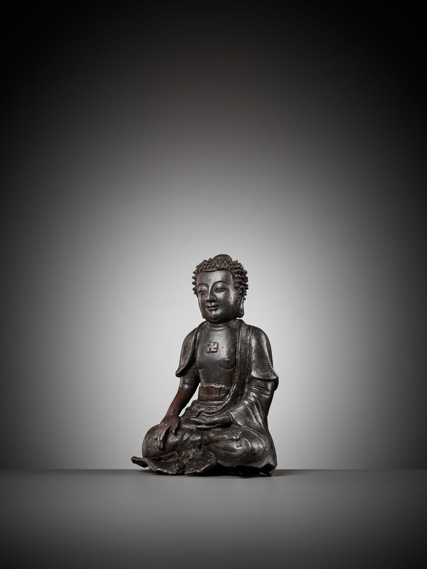 A RARE BRONZE FIGURE OF BUDDHA SHAKYAMUNI WITH WAN SYMBOL, EARLY MING DYNASTY - Image 3 of 10