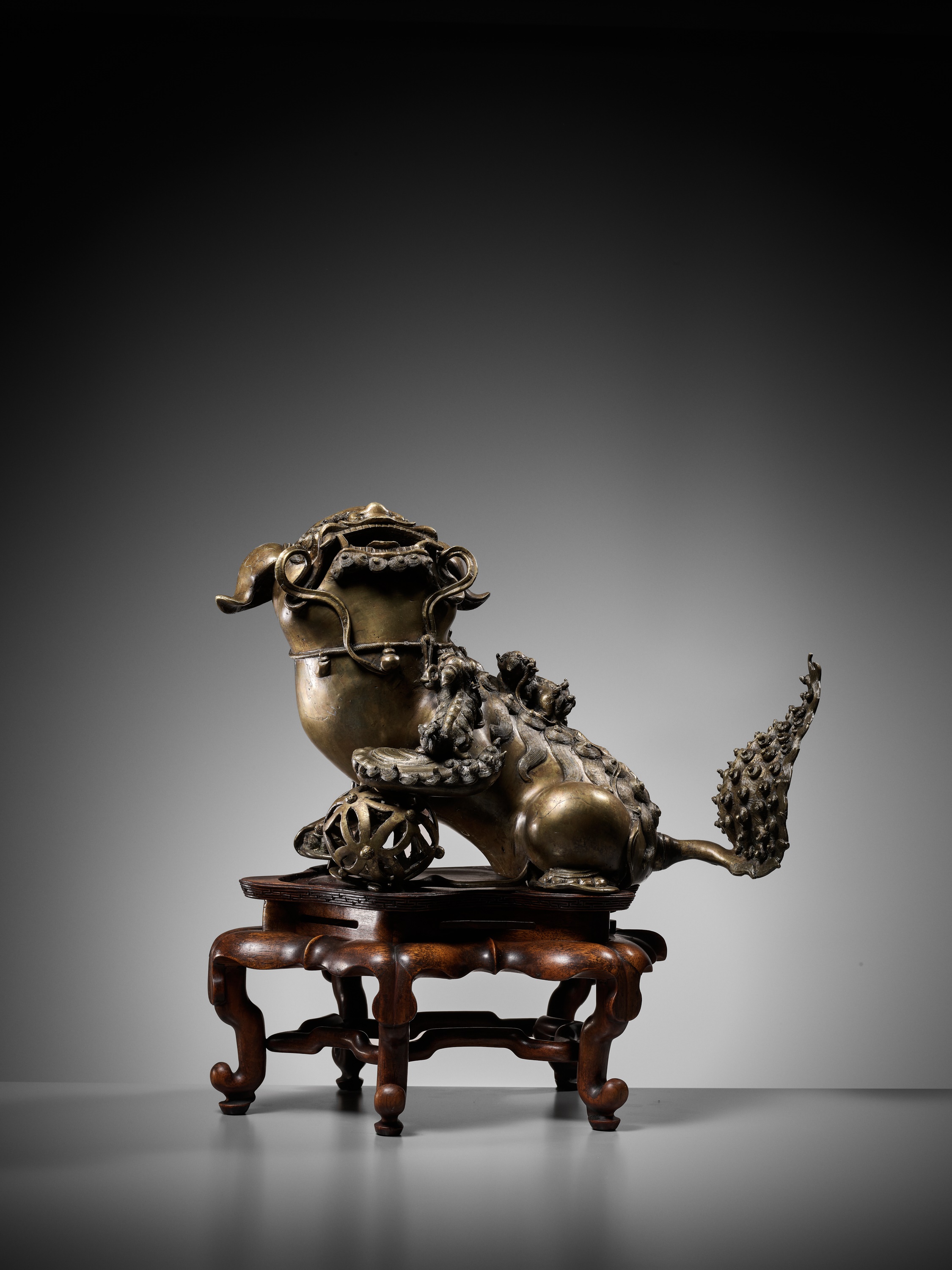 A MASSIVE AND VERY LARGE 'BUDDHIST LION' BRONZE CENSER, 17TH-18TH CENTURY - Image 9 of 10