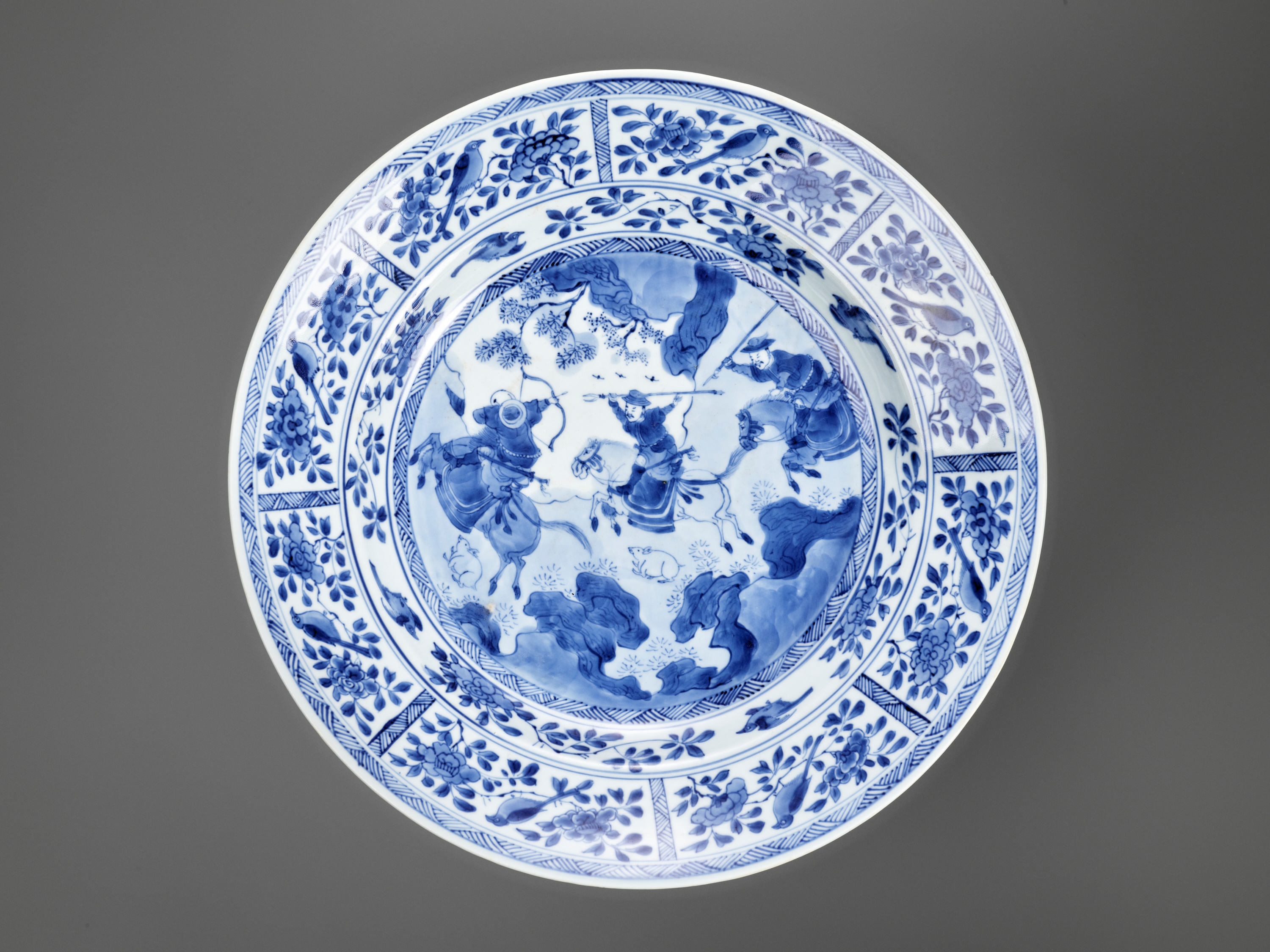 A LARGE BLUE AND WHITE 'HUNTING SCENE' DISH, KANGXI PERIOD - Image 10 of 10