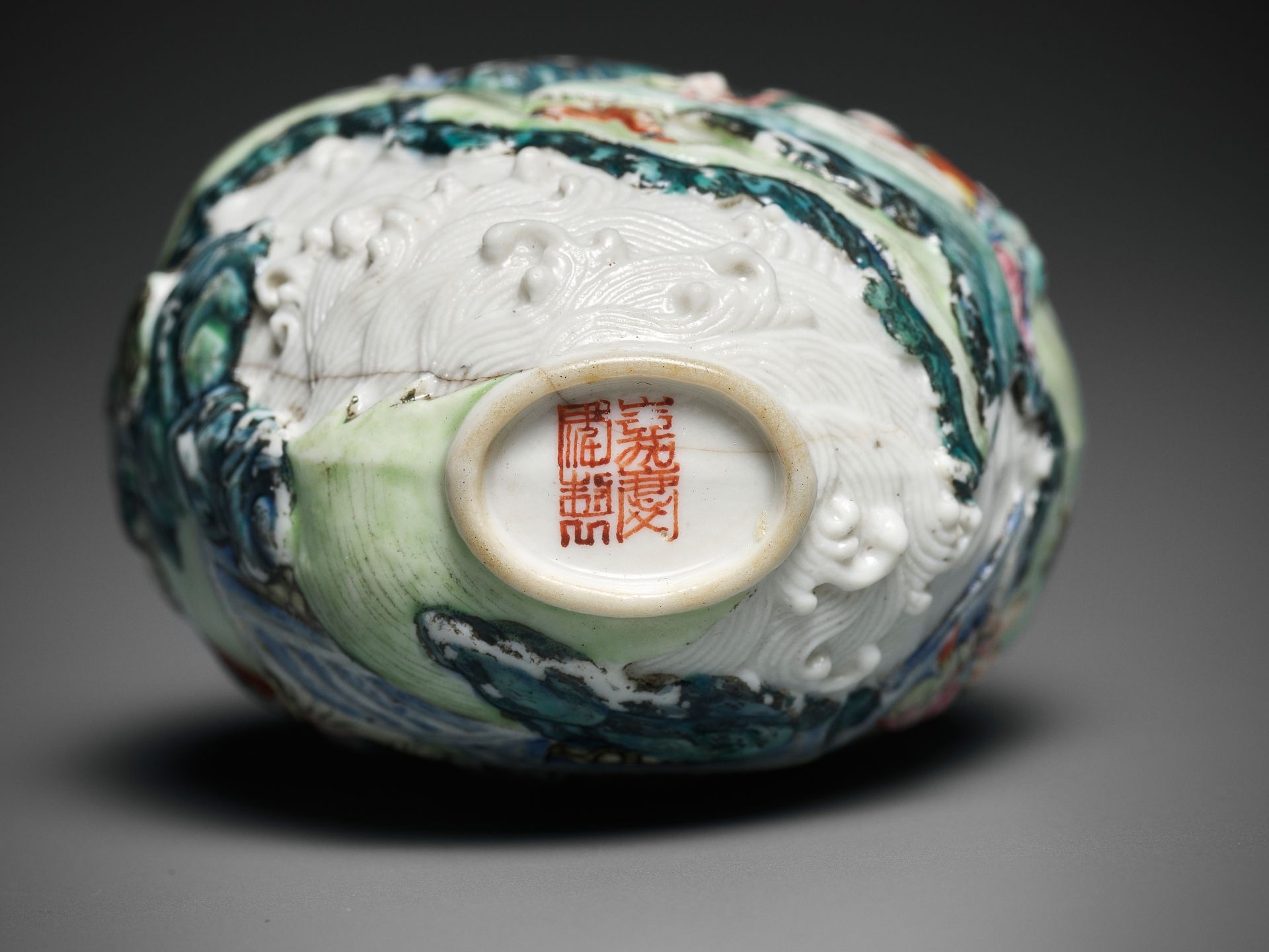AN IMPERIAL MOLDED AND ENAMELED PORCELAIN SNUFF BOTTLE, JIAQING MARK AND PERIOD - Image 3 of 8