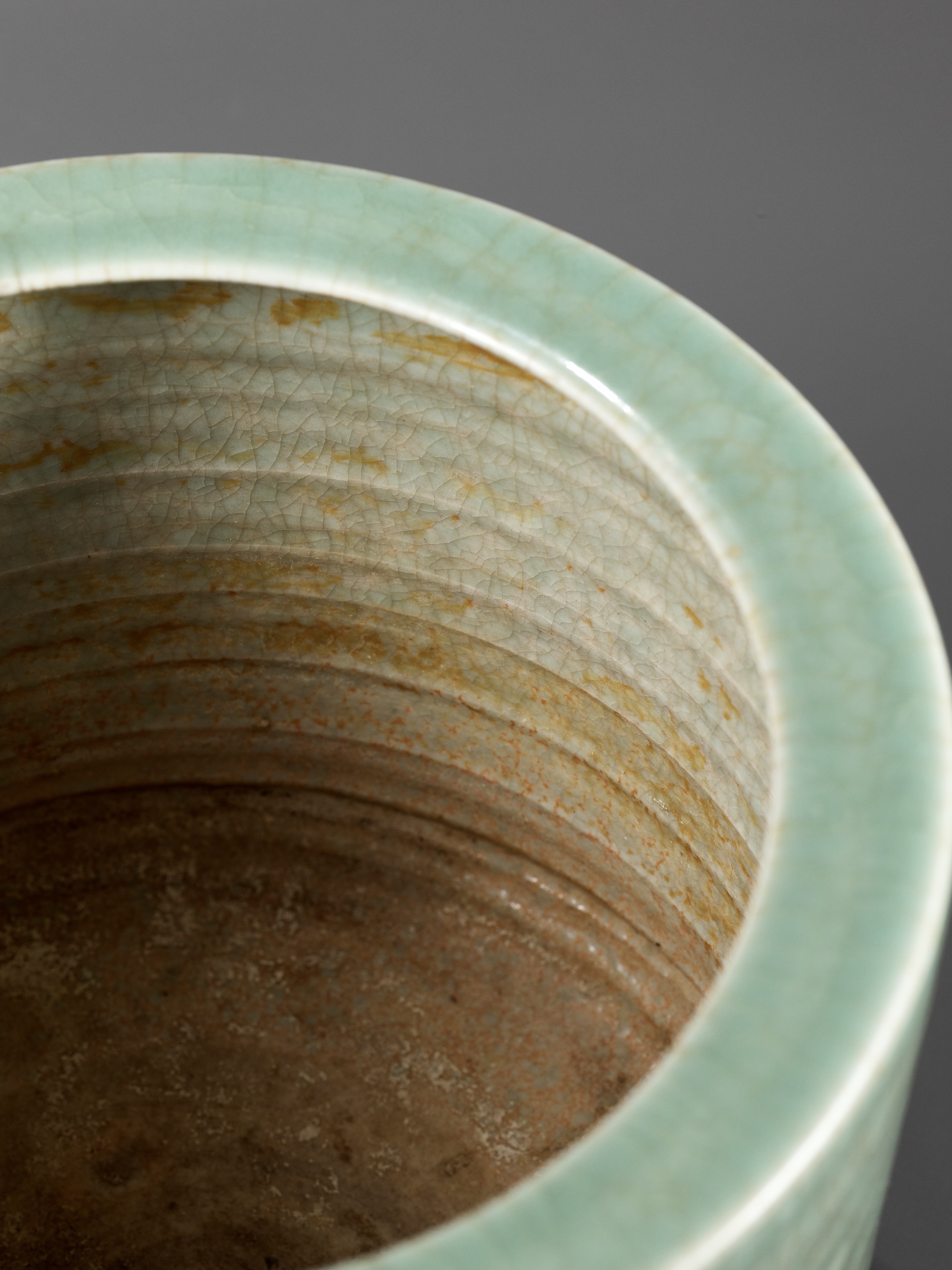 A CELADON GLAZED BRUSHPOT, BITONG, FIRST HALF OF THE QING DYNASTY - Image 2 of 10