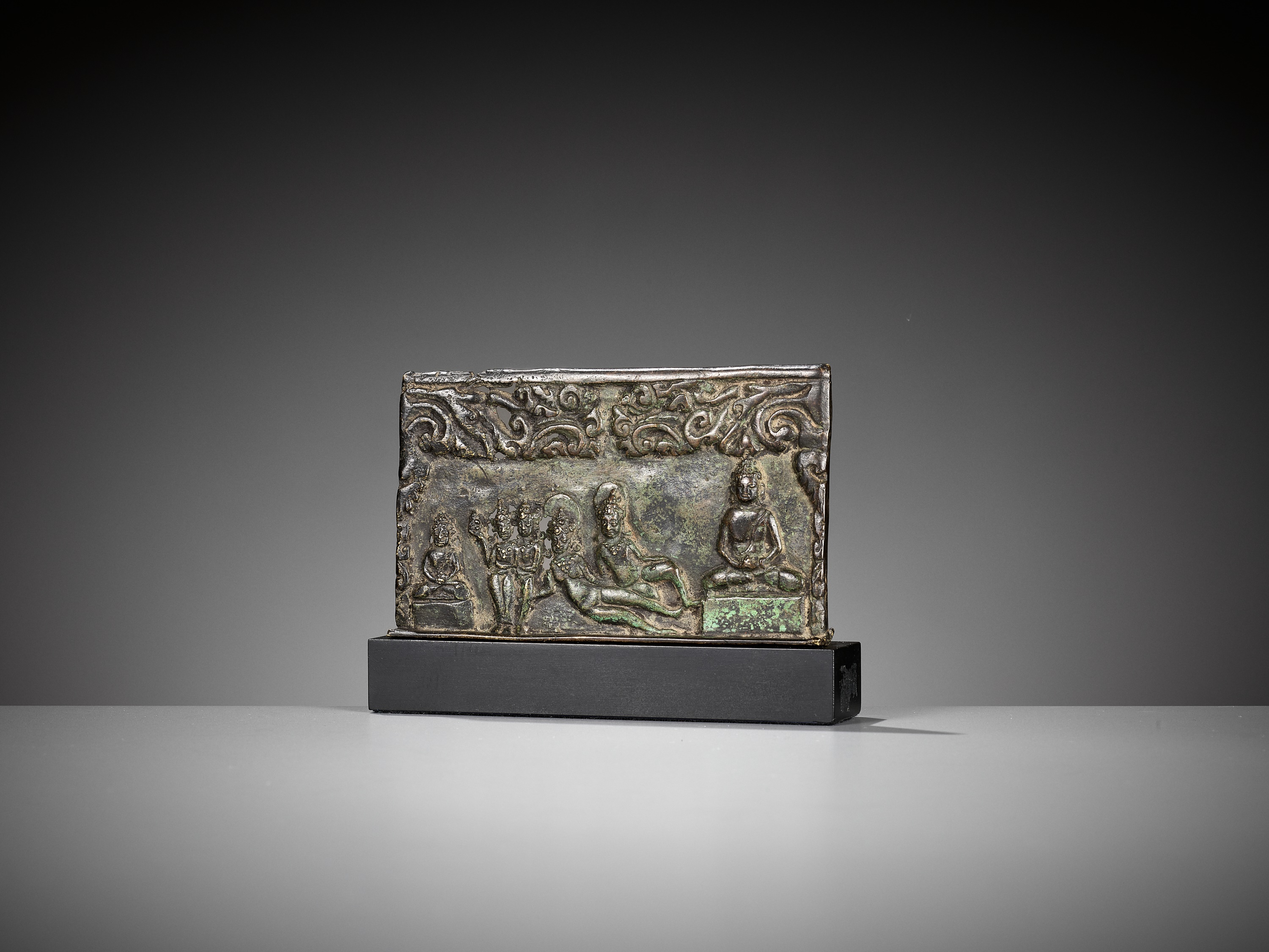 A FINE BRONZE PLAQUE WITH BUDDHAS AND BODHISATTVAS - Image 3 of 7