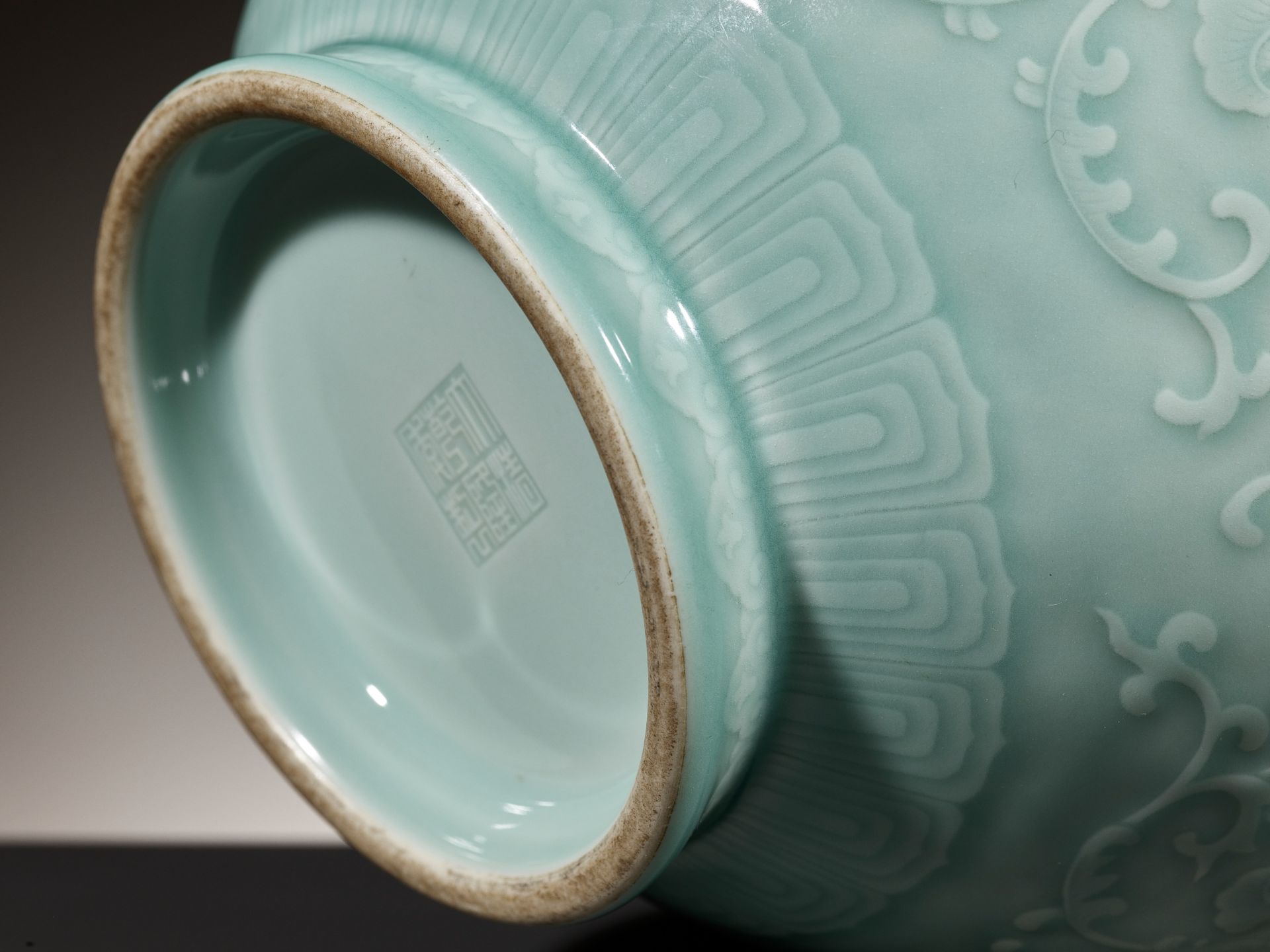 A CARVED CELADON-GLAZED 'LOTUS' VASE, QIANLONG MARK AND PERIOD - Bild 6 aus 22