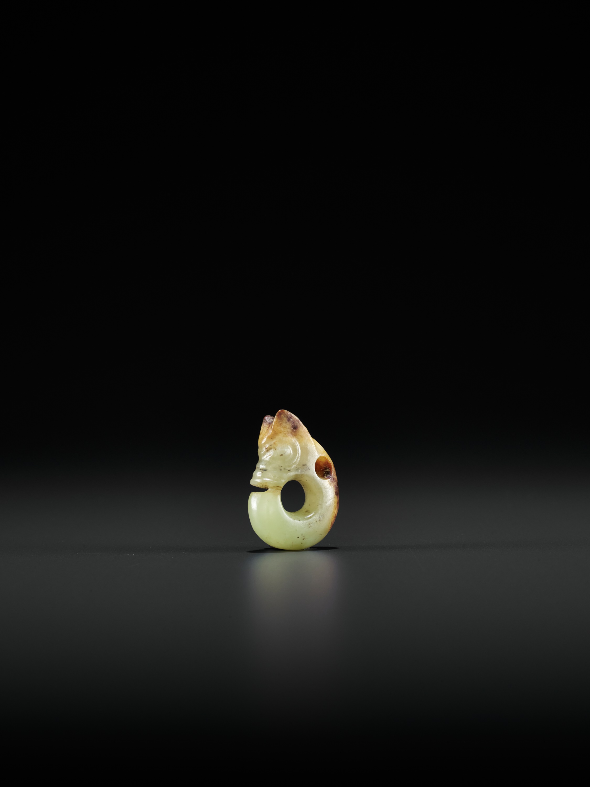 A YELLOW AND RUSSET MINIATURE 'PIG DRAGON' PENDANT, ZHULONG, MING DYNASTY - Image 2 of 10