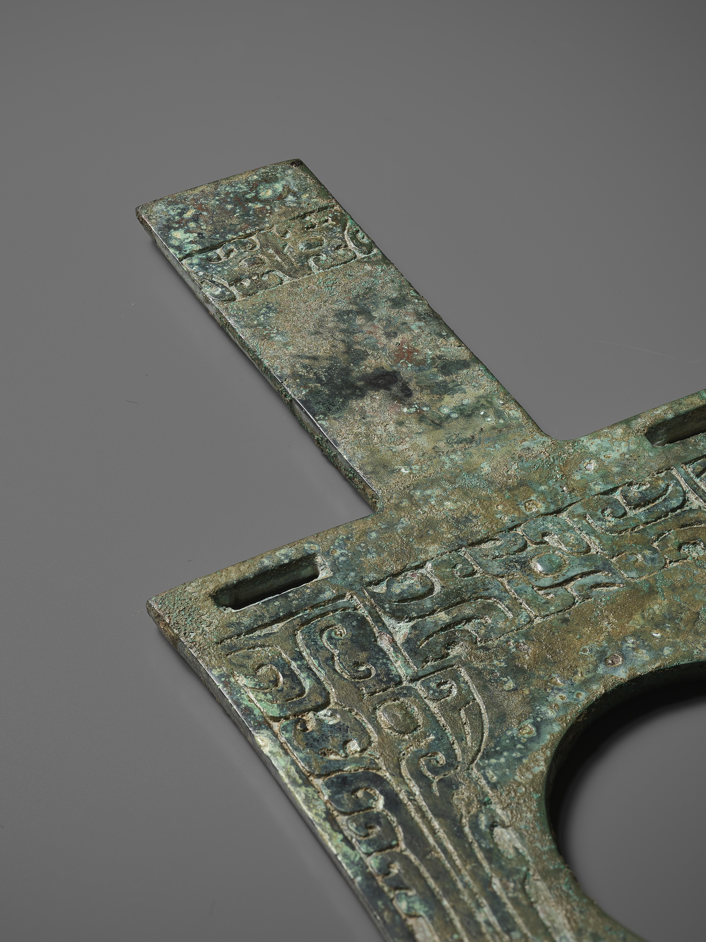 A RARE AND IMPORTANT BRONZE RITUAL AXE-HEAD, YUE, EARLY SHANG DYNASTY, CIRCA 1500-1400 BC - Image 8 of 13
