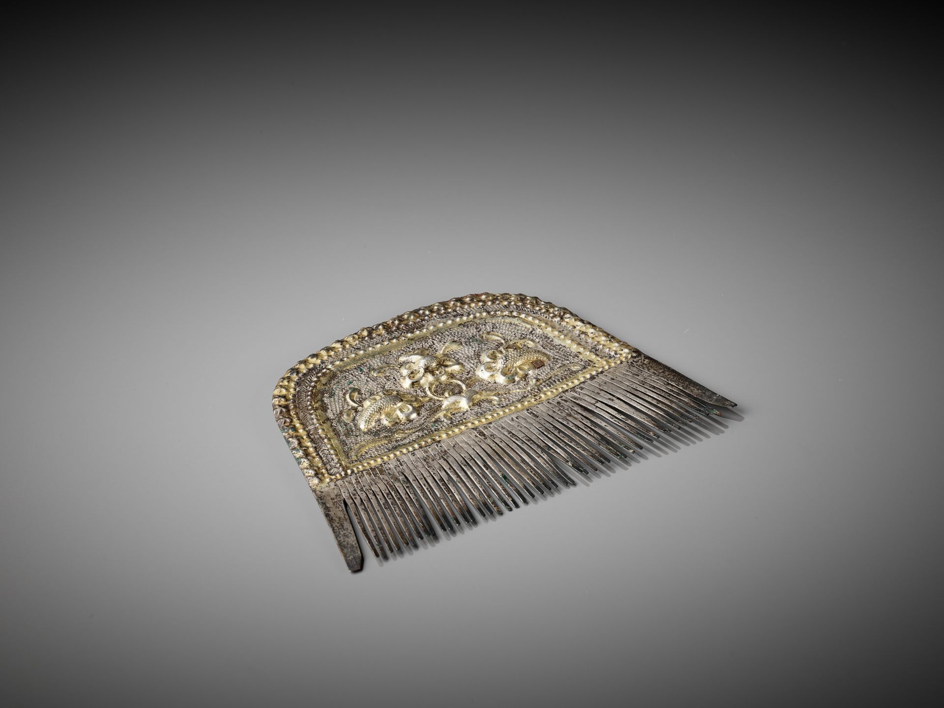 A PARCEL-GILT SILVER COMB, TANG DYNASTY - Image 5 of 12