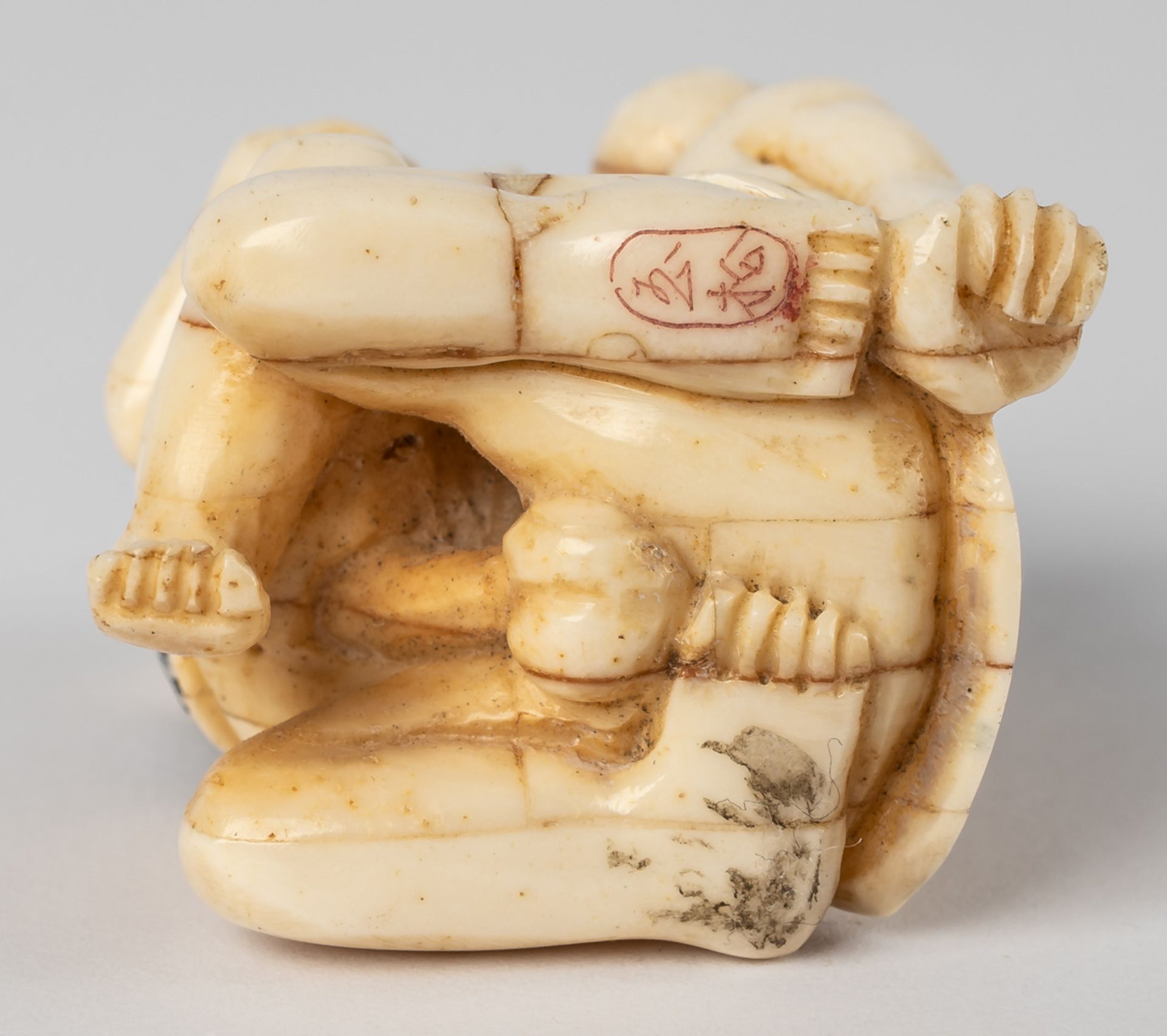 NETSUKE MIT EROTISCHER SZENE - Bild 2 aus 2