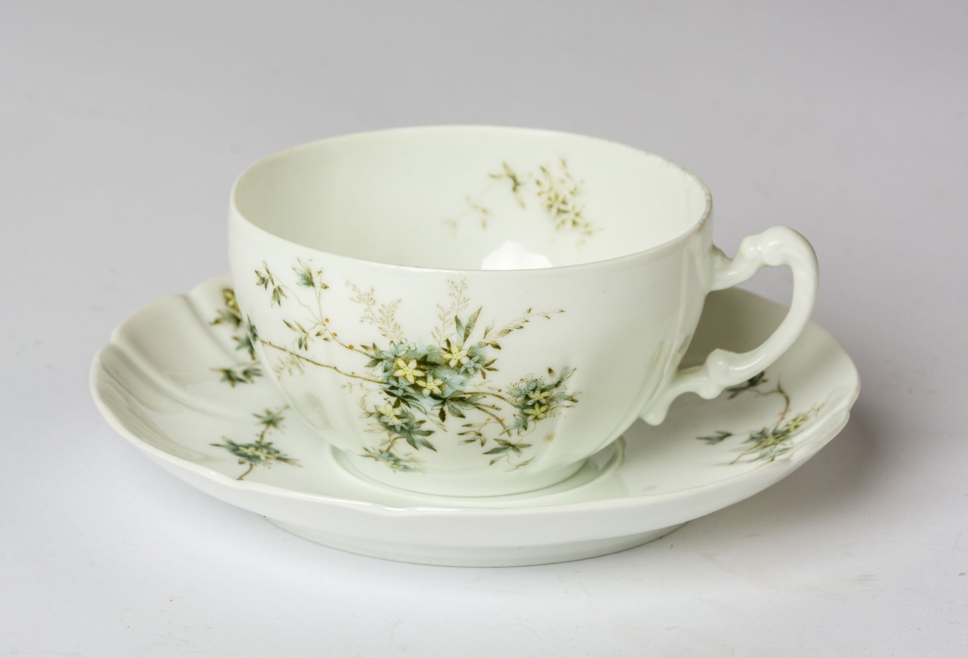 TASSE UND UNTERTASSE MIT BLUMENMOTIVEN