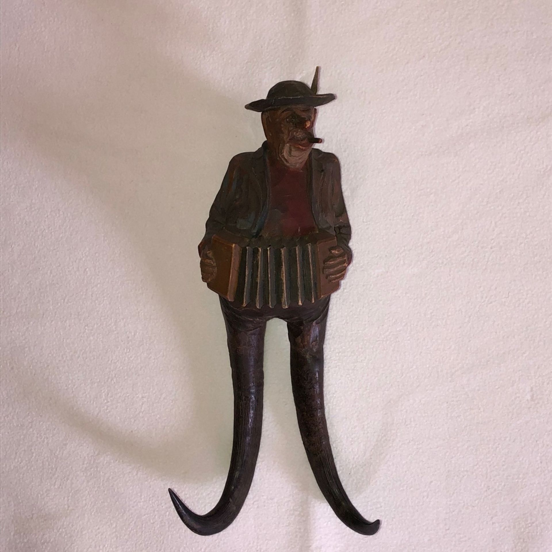 Garderobenhaken, Holz, spielendes Männchen, Gemshörner, ca. 27 cm
