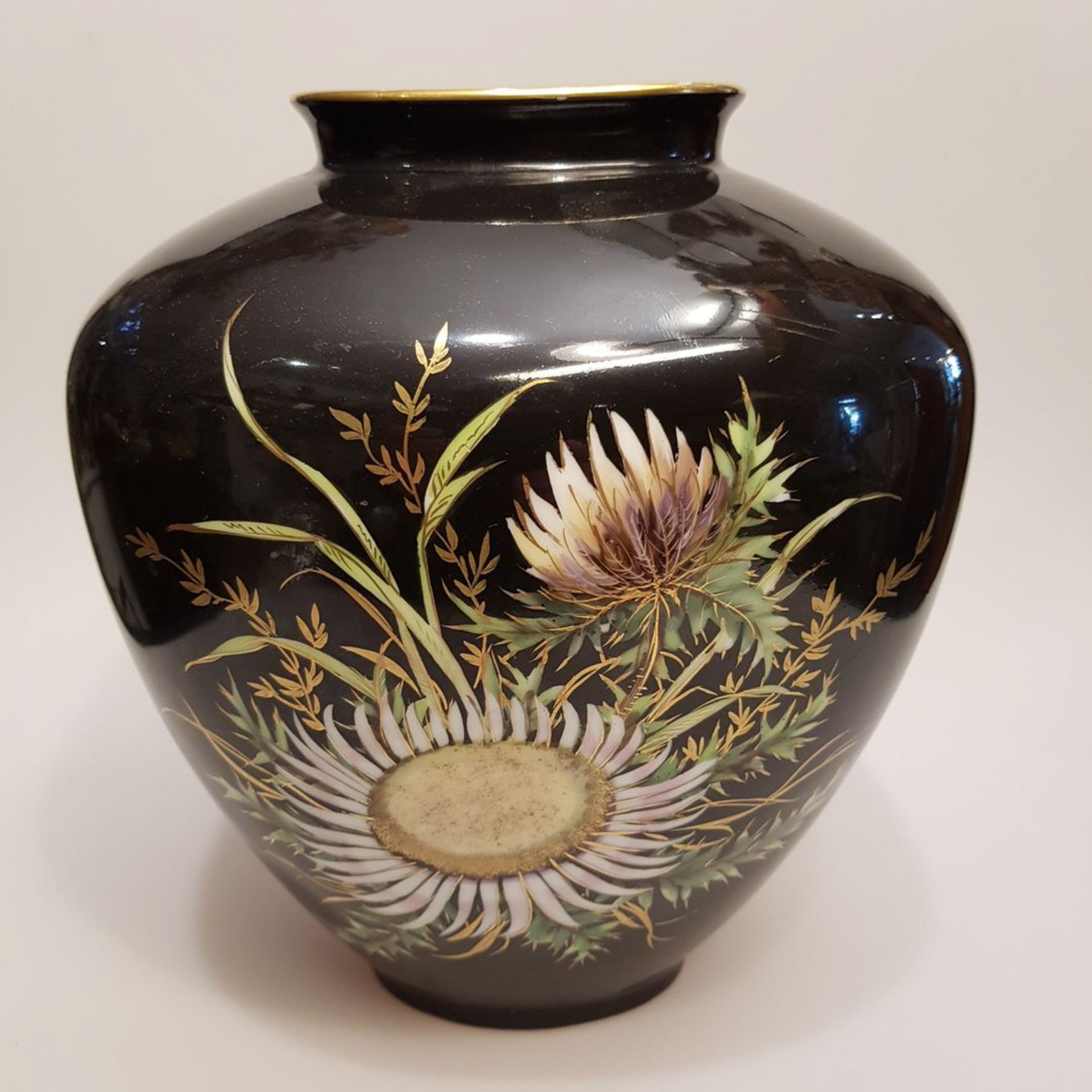 Vase schwarz Porzellan mit Disteln, H: 18 cm, beideseitig handbemalt