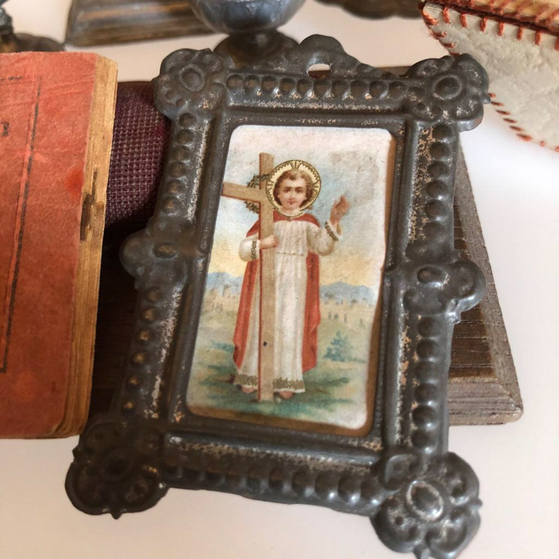 Puppenstuben-Altar (Kinderaltar), sehr schön und Heiligenbild, H: 27 cm, mit schönen Utensilien - Bild 4 aus 6